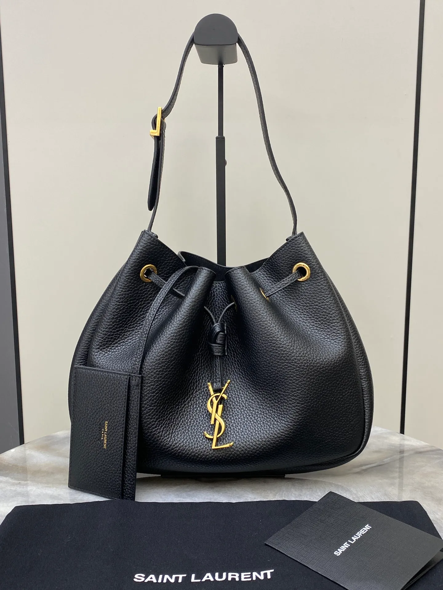 💰1700 Black pebbled/antique gold 🌈YSL new autumn and winter PARIS VII grain leather small HOBO bucket bag. Cowhide drawstring closure, decorated with the iconic CASSANDRE pendant, and tonal suede lining👑This handbag is elegant and soft, equipped with a card holder and adjustable shoulder strap for personalized wearing👍20240850 Model: 796626 [original leather] Size: 30×25×3cm