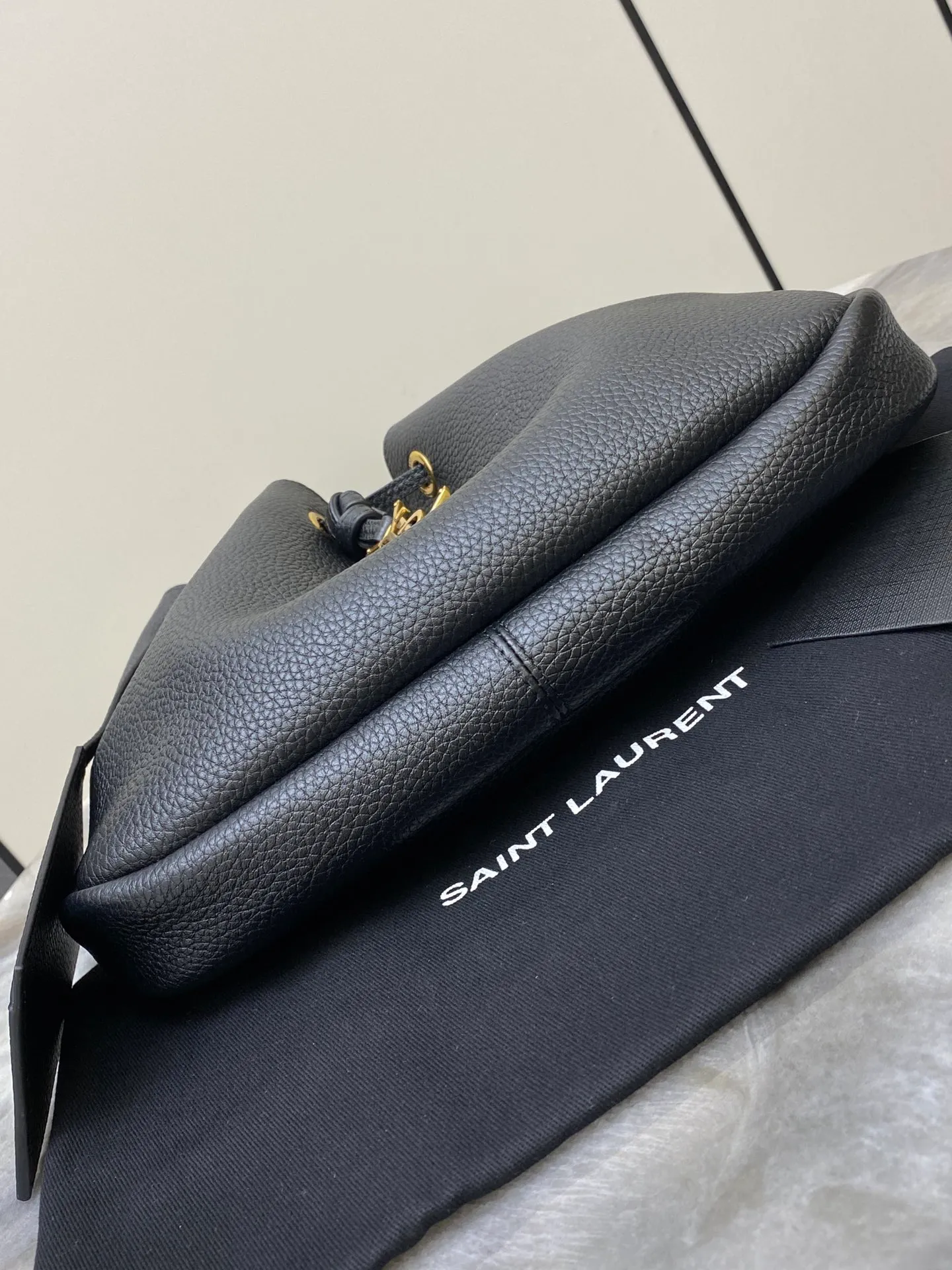 💰1700 Black pebbled/antique gold 🌈YSL new autumn and winter PARIS VII grain leather small HOBO bucket bag. Cowhide drawstring closure, decorated with the iconic CASSANDRE pendant, and tonal suede lining👑This handbag is elegant and soft, equipped with a card holder and adjustable shoulder strap for personalized wearing👍20240850 Model: 796626 [original leather] Size: 30×25×3cm