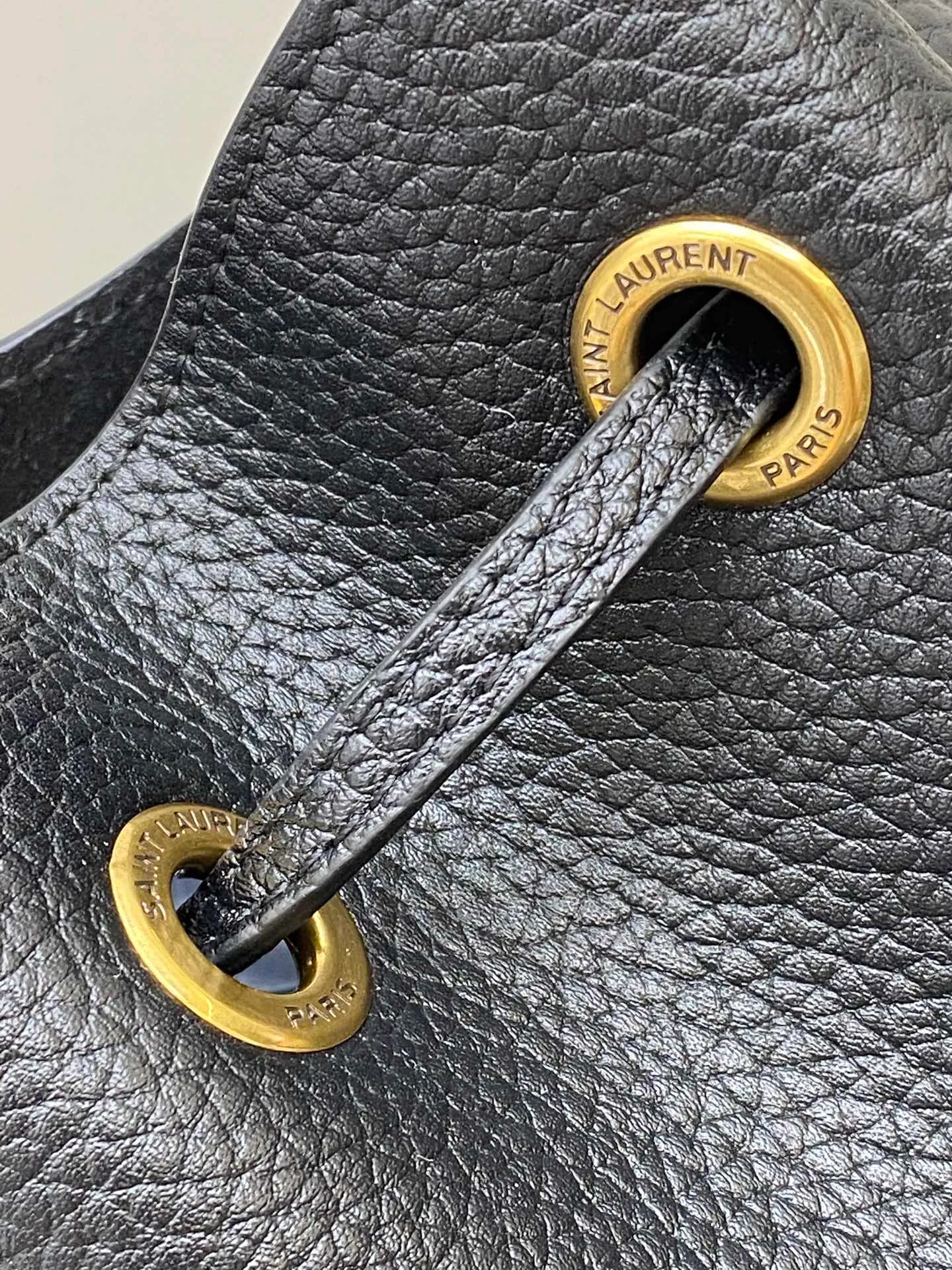 💰1700 Black pebbled/antique gold 🌈YSL new autumn and winter PARIS VII grain leather small HOBO bucket bag. Cowhide drawstring closure, decorated with the iconic CASSANDRE pendant, and tonal suede lining👑This handbag is elegant and soft, equipped with a card holder and adjustable shoulder strap for personalized wearing👍20240850 Model: 796626 [original leather] Size: 30×25×3cm