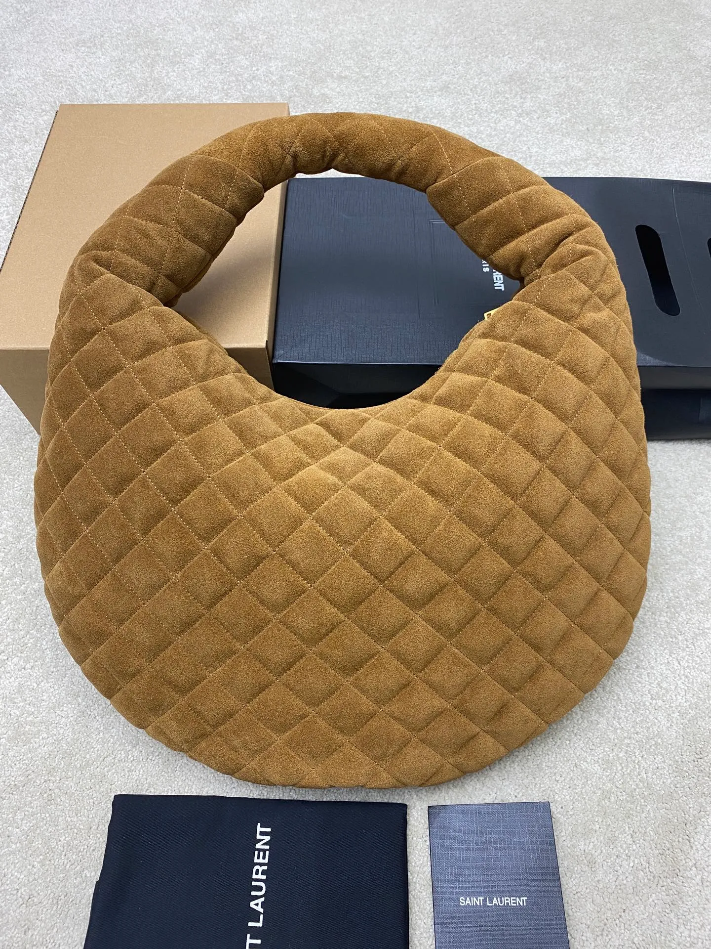 Matte brown/gold 🌈New ICARE baby suede handbag The much-anticipated croissant-shaped bag 🥐 makes its debut, embellished with the iconic metal logo, perfectly combining retro and modern feel, making it one of the most anticipated It Bags this season. Whether it's for daily outings or night parties, this bag can be easily carried! 202501050 Model: 858160 [Original leather] Size: 47x35x15 [This size does not come with packaging]