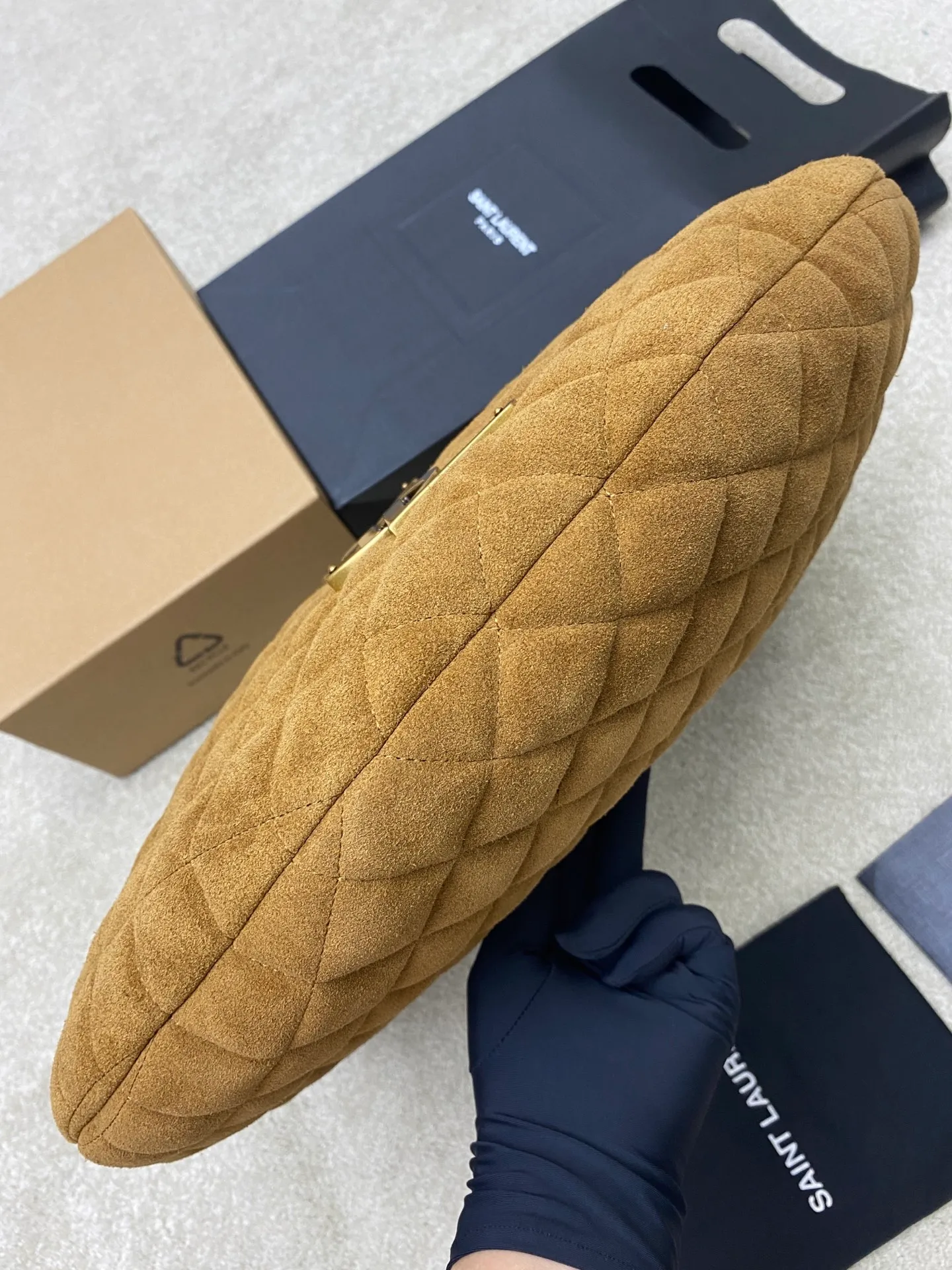Matte brown/gold 🌈New ICARE baby suede handbag The much-anticipated croissant-shaped bag 🥐 makes its debut, embellished with the iconic metal logo, perfectly combining retro and modern feel, making it one of the most anticipated It Bags this season. Whether it's for daily outings or night parties, this bag can be easily carried! 202501050 Model: 858160 [Original leather] Size: 47x35x15 [This size does not come with packaging]
