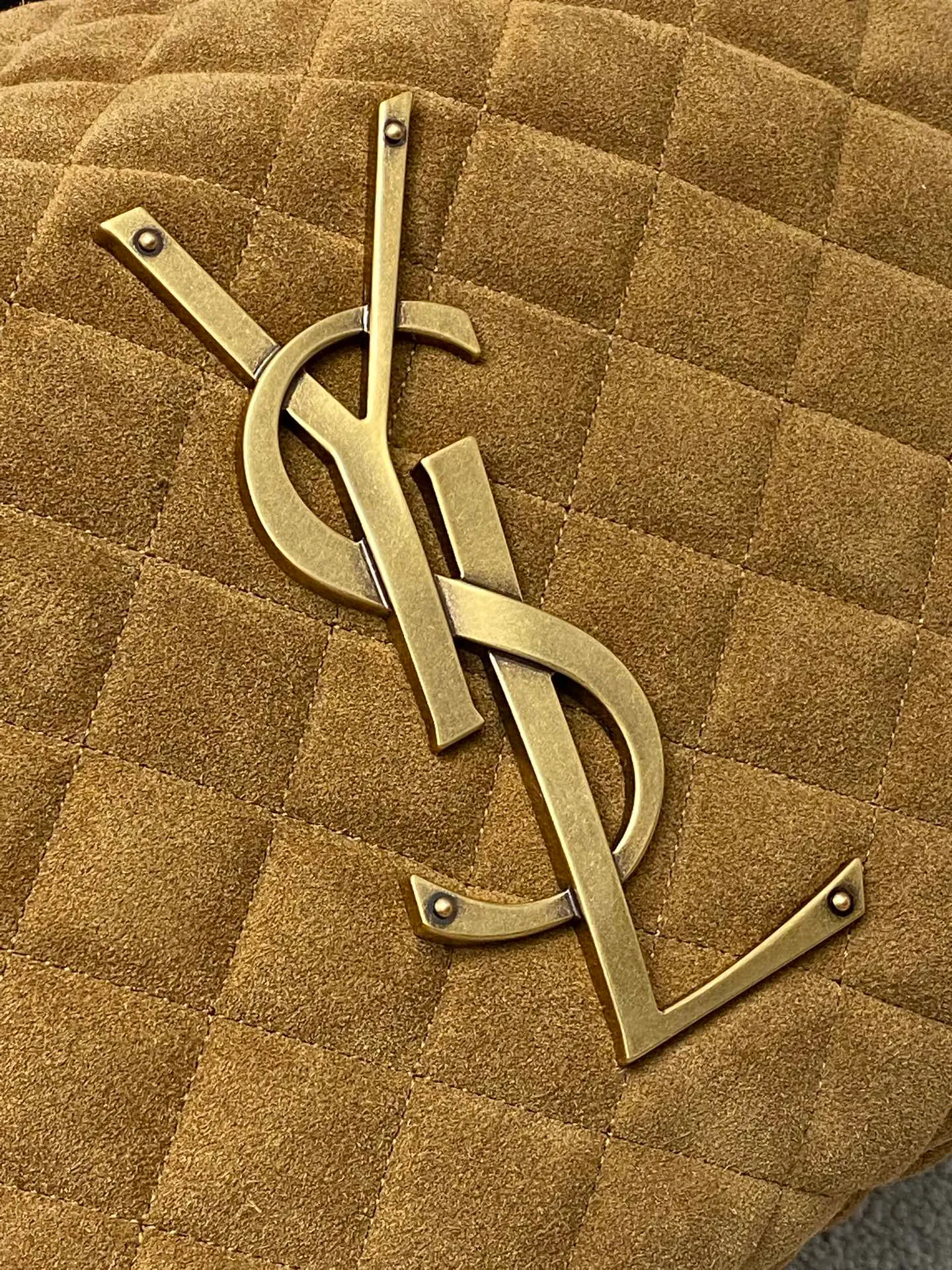 Matte brown/gold 🌈New ICARE baby suede handbag The much-anticipated croissant-shaped bag 🥐 makes its debut, embellished with the iconic metal logo, perfectly combining retro and modern feel, making it one of the most anticipated It Bags this season. Whether it's for daily outings or night parties, this bag can be easily carried! 202501050 Model: 858160 [Original leather] Size: 47x35x15 [This size does not come with packaging]
