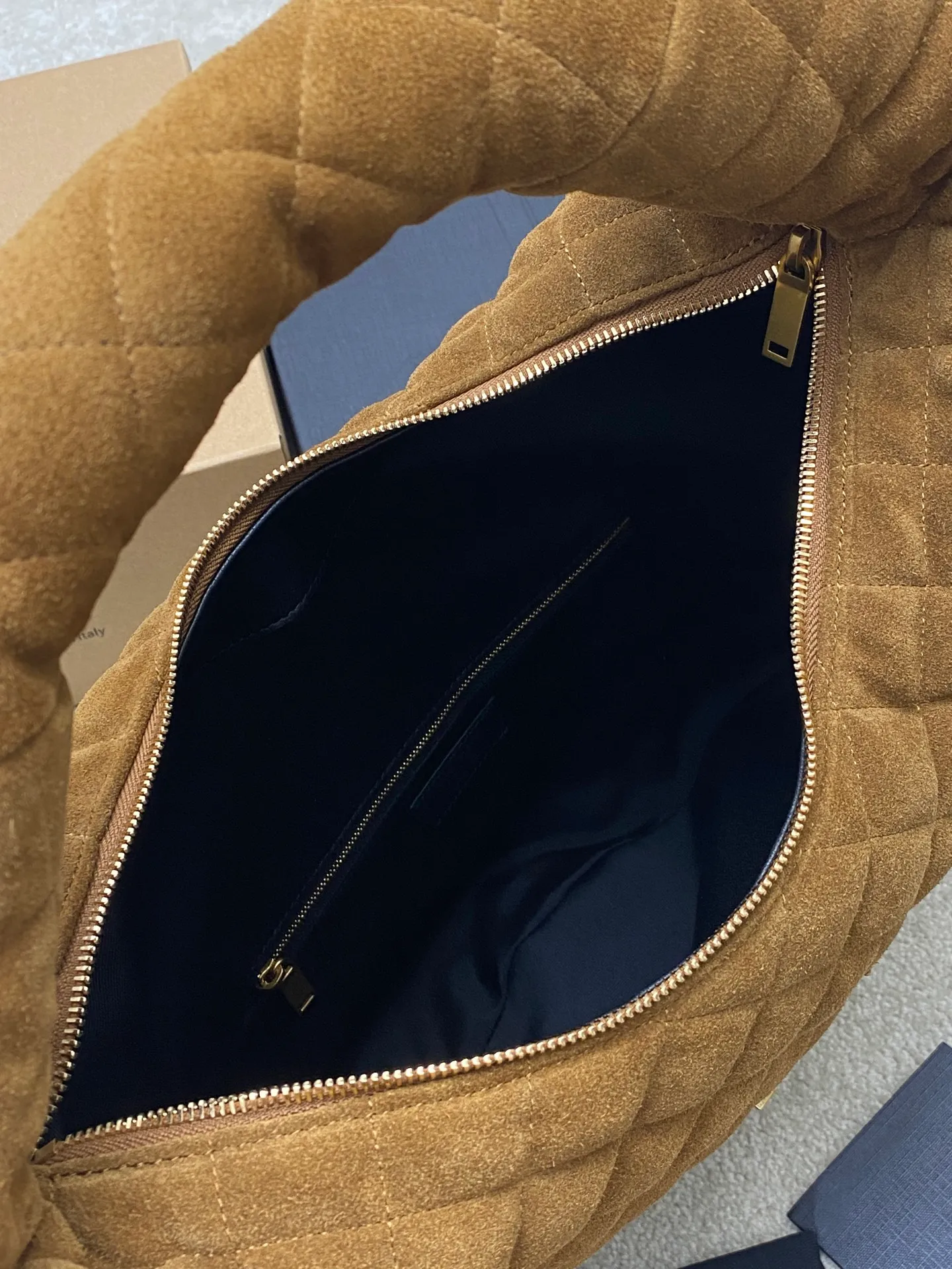 Matte brown/gold 🌈New ICARE baby suede handbag The much-anticipated croissant-shaped bag 🥐 makes its debut, embellished with the iconic metal logo, perfectly combining retro and modern feel, making it one of the most anticipated It Bags this season. Whether it's for daily outings or night parties, this bag can be easily carried! 202501050 Model: 858160 [Original leather] Size: 47x35x15 [This size does not come with packaging]