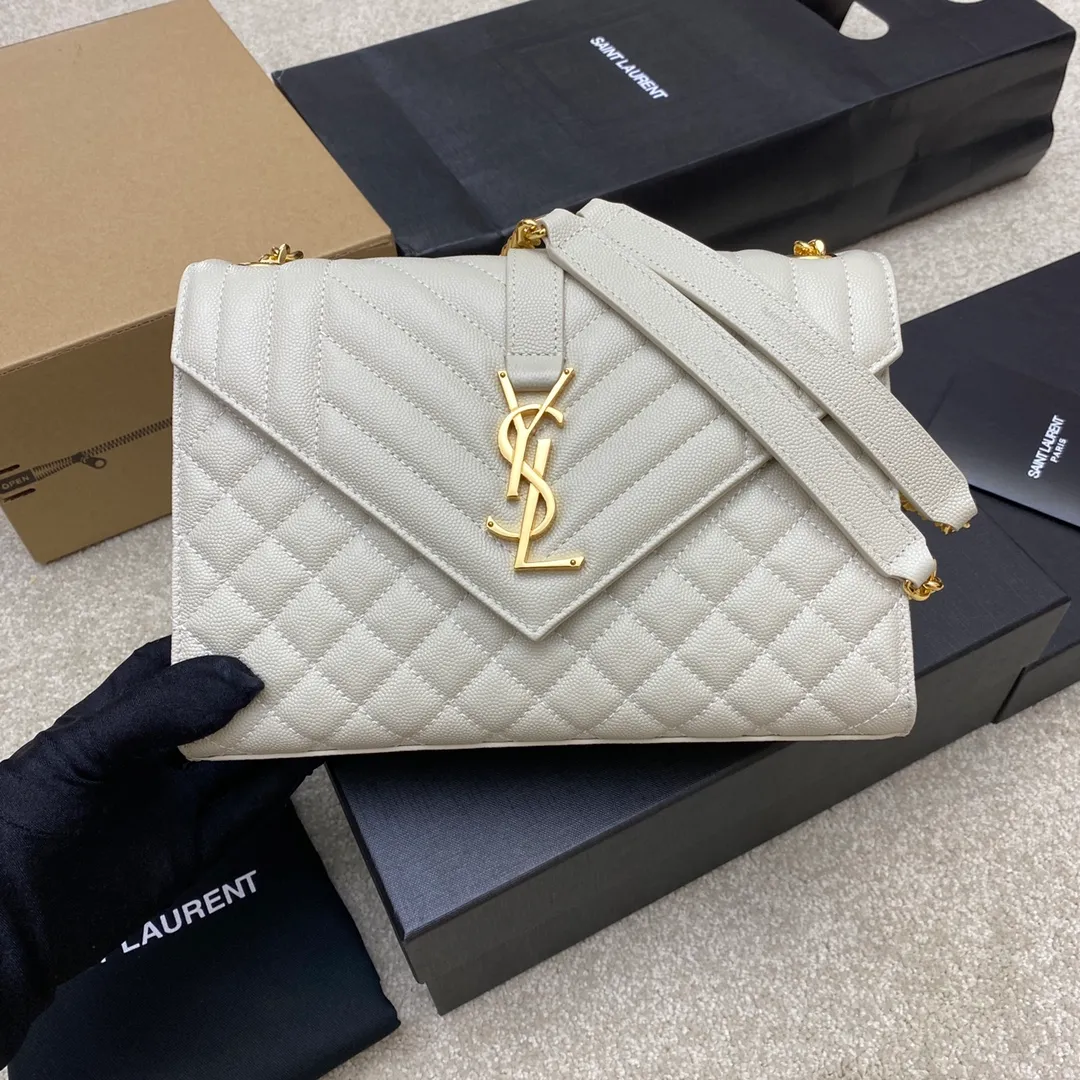 White ball pattern/gold buckle 🌈𝑬𝒏𝒗𝒆𝒍𝒐𝒑𝒆 medium grain embossed quilted genuine leather envelope bag, classic is eternal, the sky-high V pattern and rhombus caviar pattern, Italian original cowhide with eye-catching Y family logo, elegant and fashionable all in one! One chain and three backs, single chain cross-body, double chain single back, single chain single back are all perfect🤗Little fairies of different heights, there is always a way to carry it that suits you❤️20230750 Model: 392739 [original leather] Size: 24x17.5x6cm