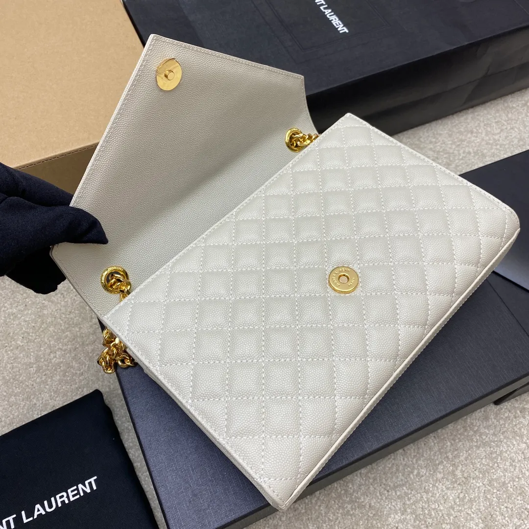 White ball pattern/gold buckle 🌈𝑬𝒏𝒗𝒆𝒍𝒐𝒑𝒆 medium grain embossed quilted genuine leather envelope bag, classic is eternal, the sky-high V pattern and rhombus caviar pattern, Italian original cowhide with eye-catching Y family logo, elegant and fashionable all in one! One chain and three backs, single chain cross-body, double chain single back, single chain single back are all perfect🤗Little fairies of different heights, there is always a way to carry it that suits you❤️20230750 Model: 392739 [original leather] Size: 24x17.5x6cm