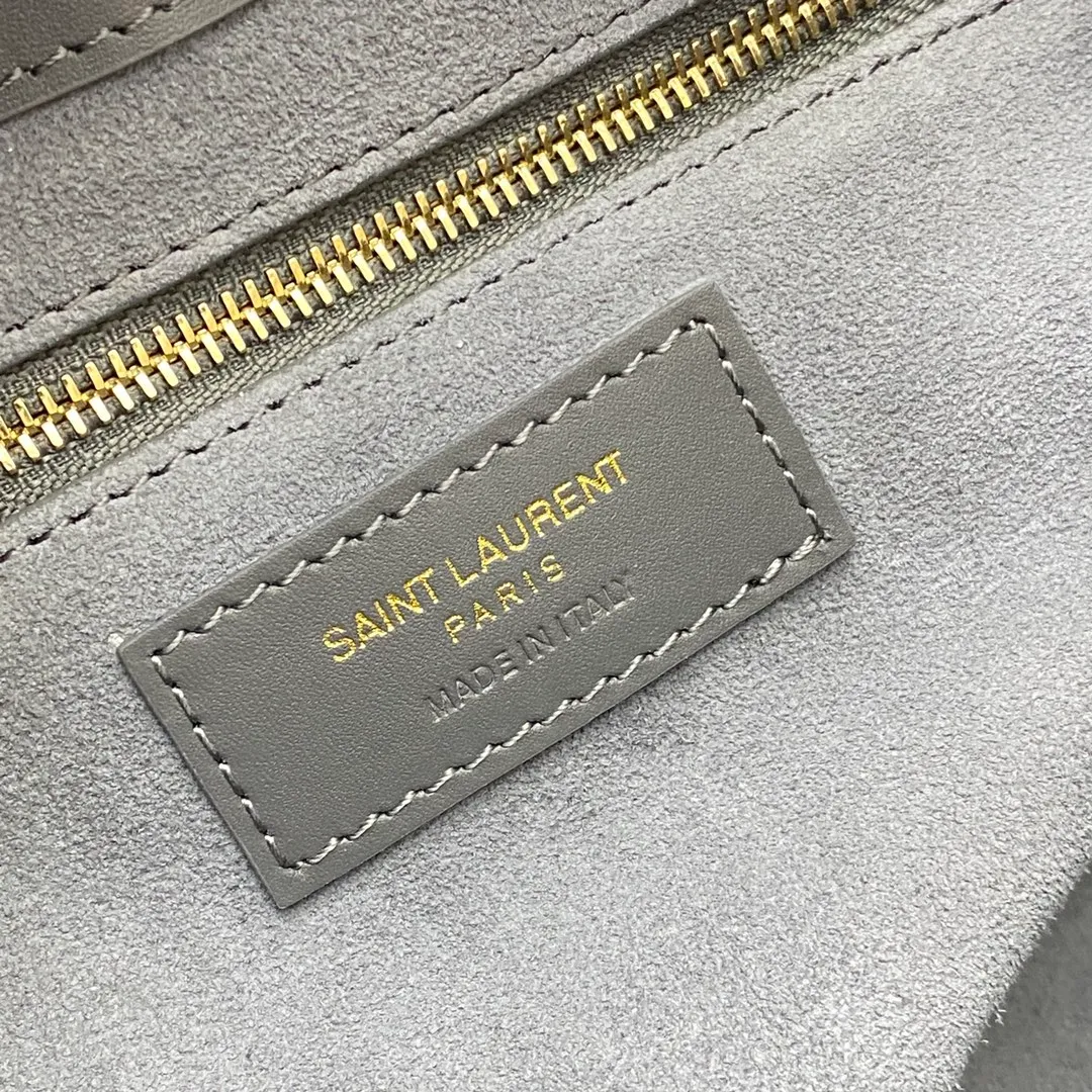Gray plain/gold buckle 🌈2022 spring and summer new armpit bag hobo bag! One of this year’s treasure bags👍Minimalist shape + metal logo buckle opening and closing design Adjustable shoulder straps Simple, beautiful and high-end feeling The bag is light and easy to match The wife is so beautiful l The bag has sufficient capacity💋20210680 Model: 657228 [Original leather] Size: 24.5*14*6cm