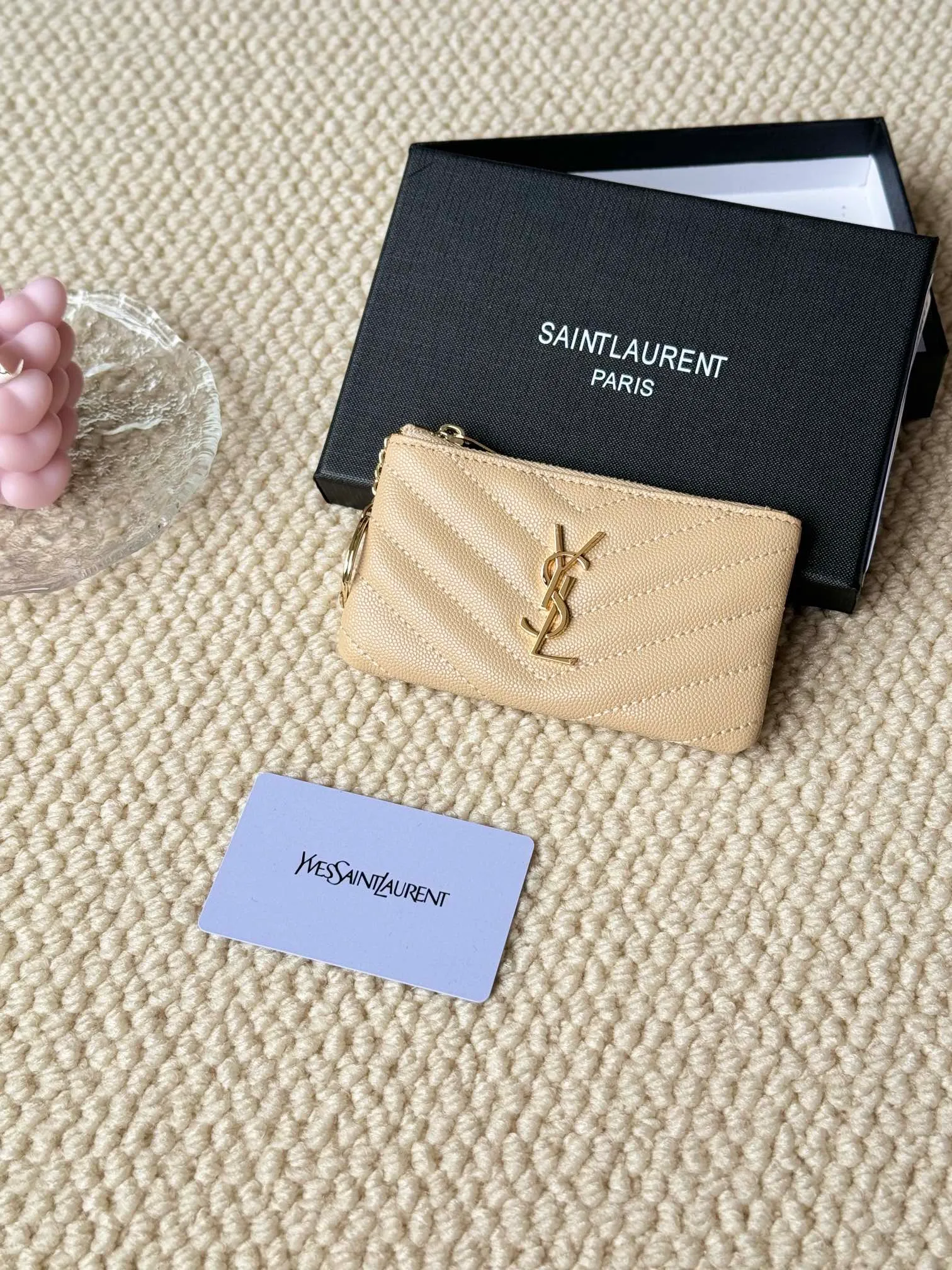 💰140 The first key bag in the ysl series, a V-shaped chain bag, matching key ring, grosgrain lining, and exquisite hardware make this small leather bag particularly good. It can be used as a key bag or coin purse, suitable for men and women. Great for giving as a gift or for personal use! Style number: 438386 Size: 13x7.5x2cm