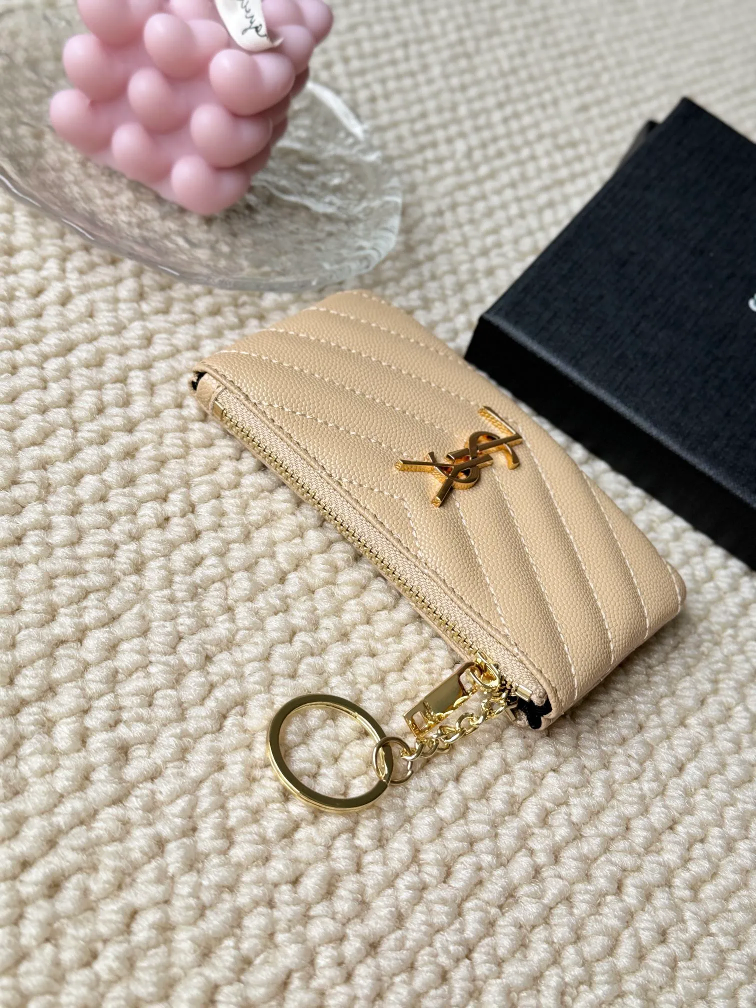 💰140 The first key bag in the ysl series, a V-shaped chain bag, matching key ring, grosgrain lining, and exquisite hardware make this small leather bag particularly good. It can be used as a key bag or coin purse, suitable for men and women. Great for giving as a gift or for personal use! Style number: 438386 Size: 13x7.5x2cm
