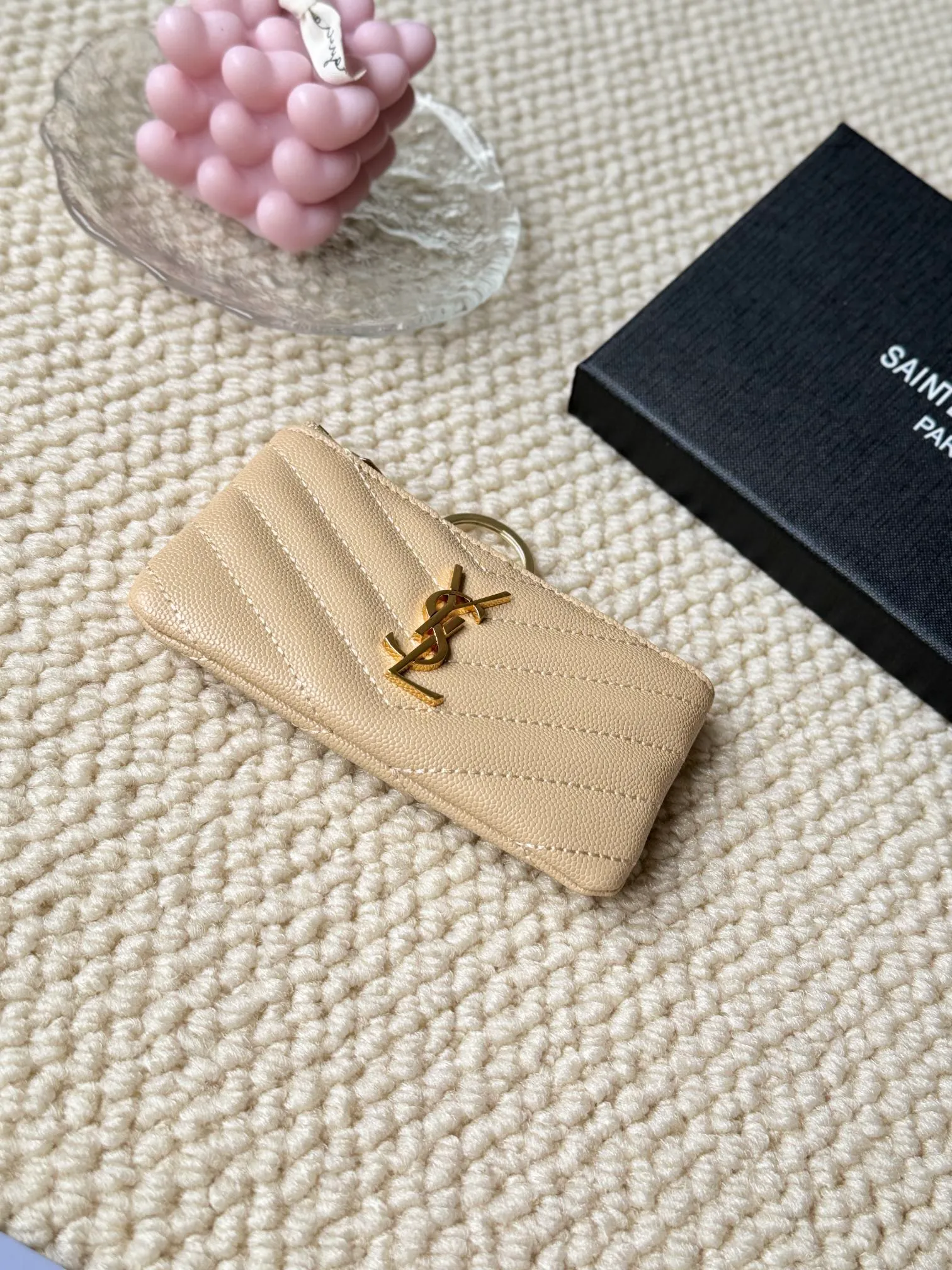 💰140 The first key bag in the ysl series, a V-shaped chain bag, matching key ring, grosgrain lining, and exquisite hardware make this small leather bag particularly good. It can be used as a key bag or coin purse, suitable for men and women. Great for giving as a gift or for personal use! Style number: 438386 Size: 13x7.5x2cm