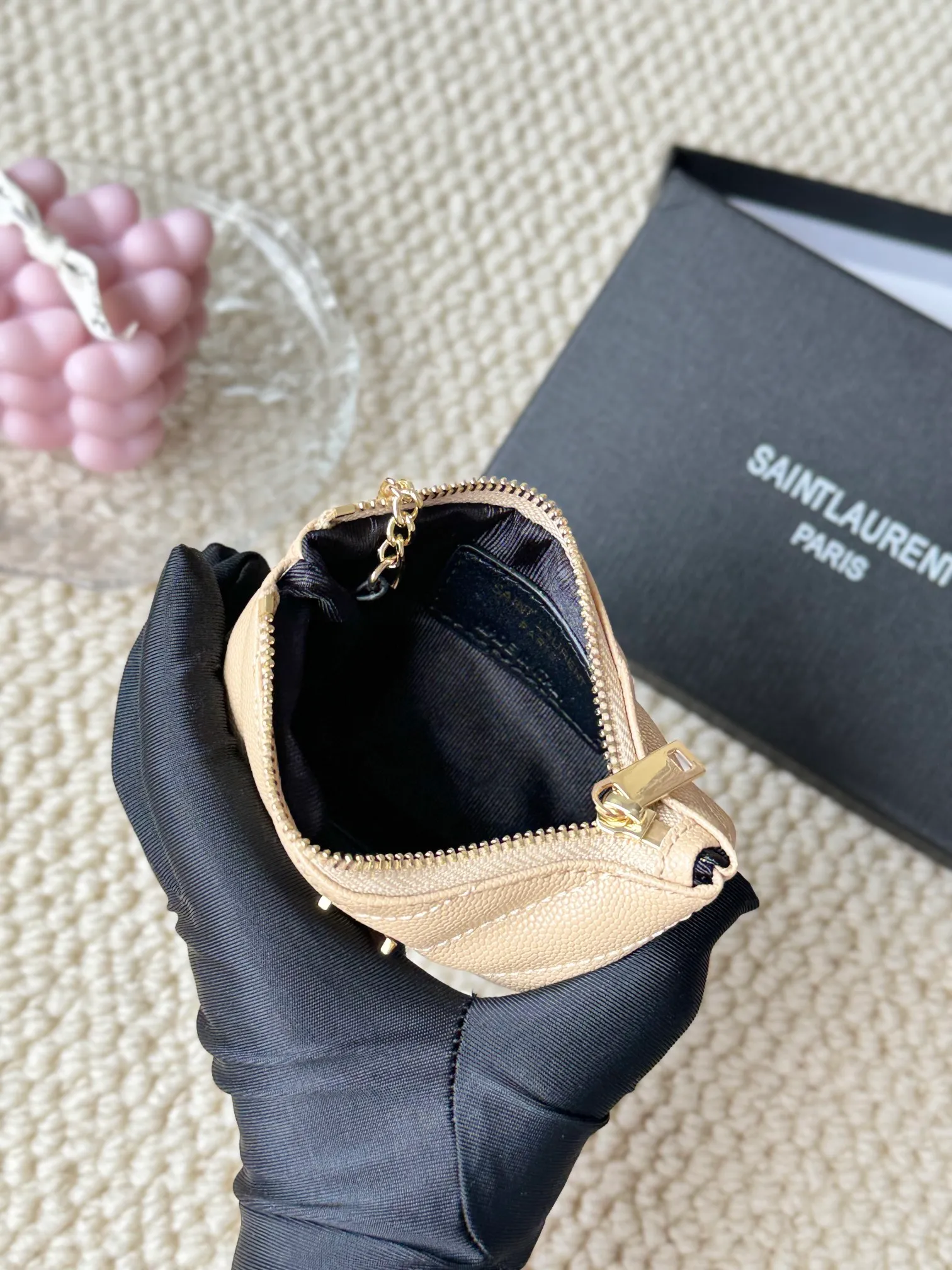 💰140 The first key bag in the ysl series, a V-shaped chain bag, matching key ring, grosgrain lining, and exquisite hardware make this small leather bag particularly good. It can be used as a key bag or coin purse, suitable for men and women. Great for giving as a gift or for personal use! Style number: 438386 Size: 13x7.5x2cm