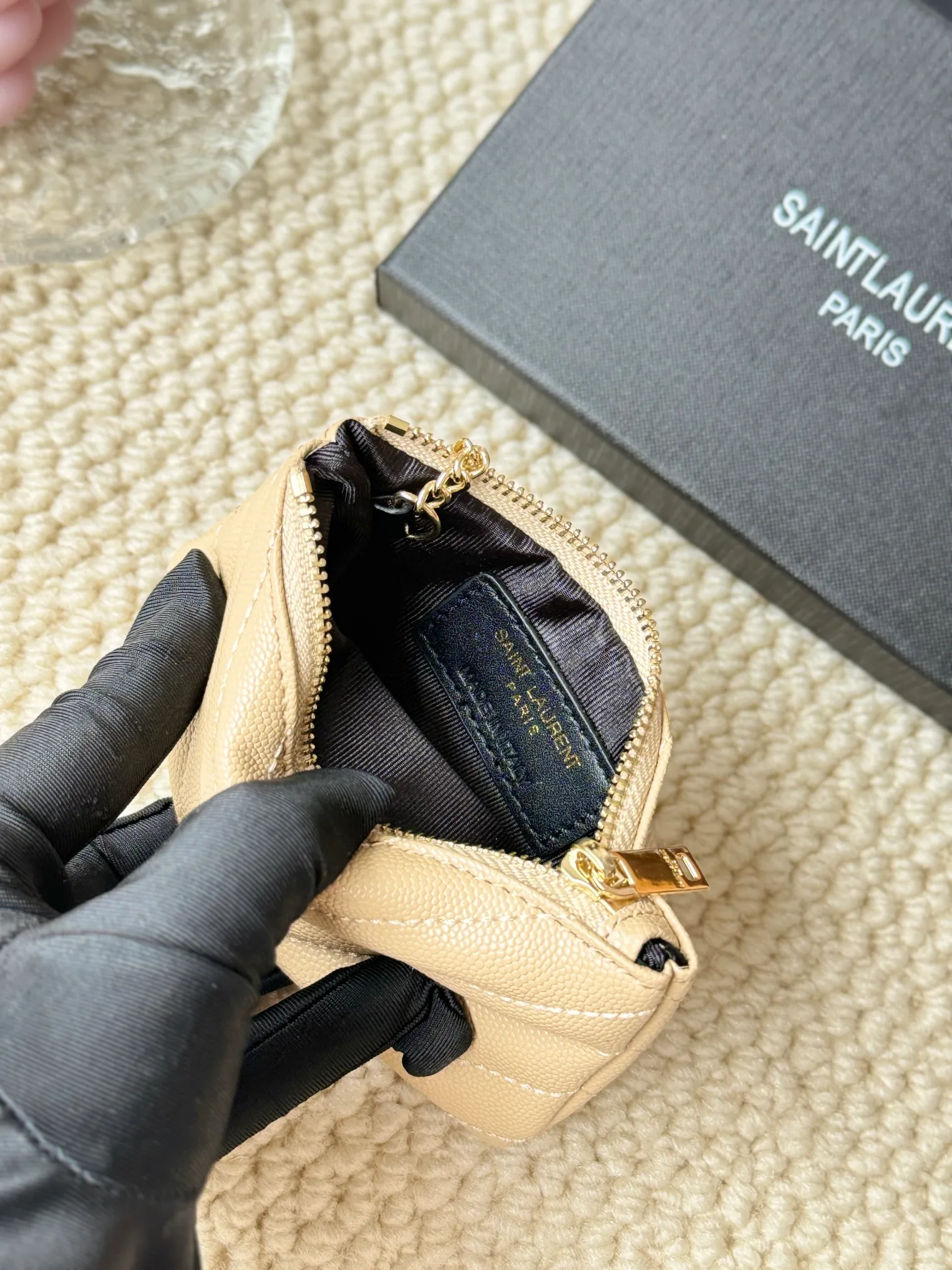 💰140 The first key bag in the ysl series, a V-shaped chain bag, matching key ring, grosgrain lining, and exquisite hardware make this small leather bag particularly good. It can be used as a key bag or coin purse, suitable for men and women. Great for giving as a gift or for personal use! Style number: 438386 Size: 13x7.5x2cm