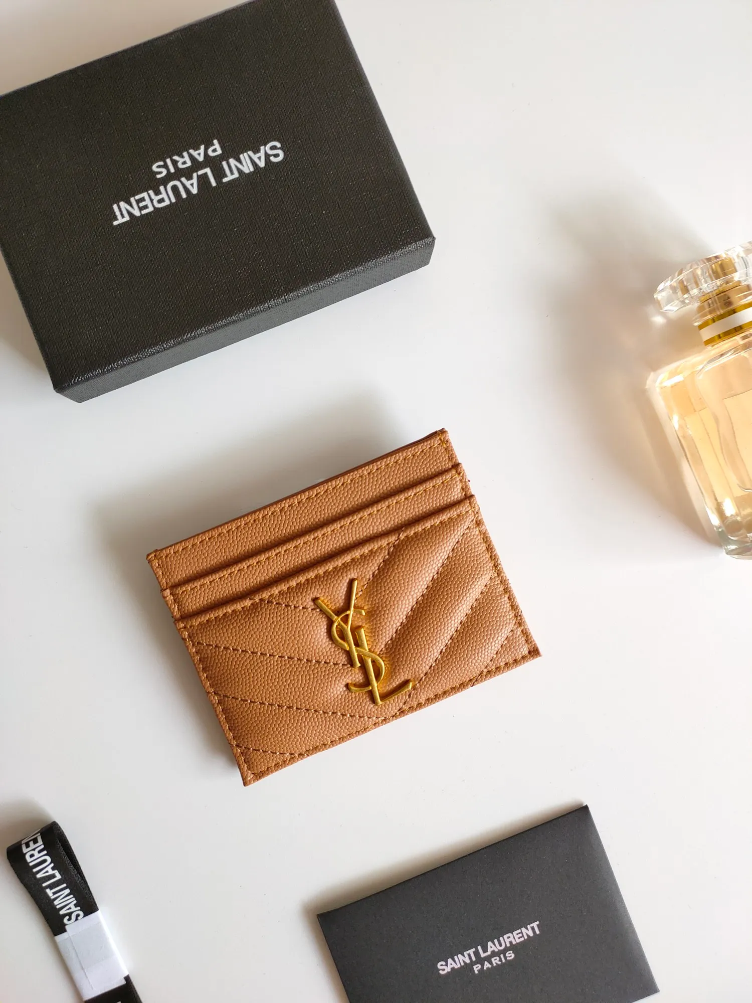 💰90 Yves Saint Laurent new product shipped👉Genuine pickup bag, cowhide ball pattern🎀Sheep pattern microfiber lining, jacquard stitching genuine leather credit card holder, metal interlocking YSL logo original single-pair hardware, replica details😋Style number: 423291😎Dimensions: 10.5×7.5×0.5cm