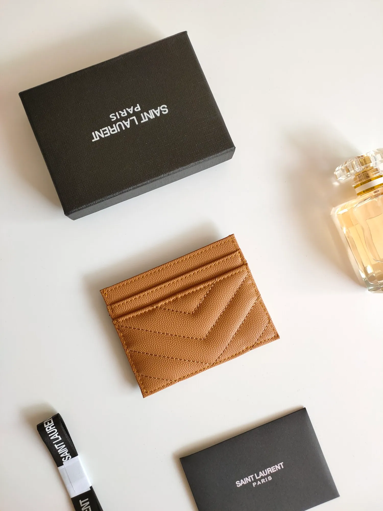 💰90 Yves Saint Laurent new product shipped👉Genuine pickup bag, cowhide ball pattern🎀Sheep pattern microfiber lining, jacquard stitching genuine leather credit card holder, metal interlocking YSL logo original single-pair hardware, replica details😋Style number: 423291😎Dimensions: 10.5×7.5×0.5cm