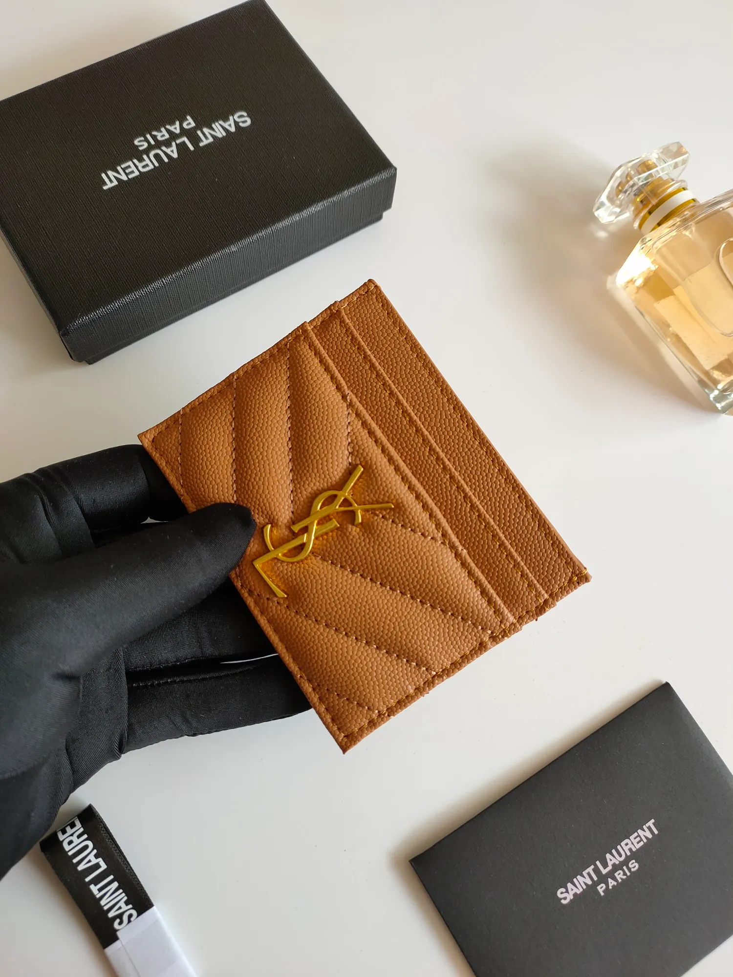 💰90 Yves Saint Laurent new product shipped👉Genuine pickup bag, cowhide ball pattern🎀Sheep pattern microfiber lining, jacquard stitching genuine leather credit card holder, metal interlocking YSL logo original single-pair hardware, replica details😋Style number: 423291😎Dimensions: 10.5×7.5×0.5cm