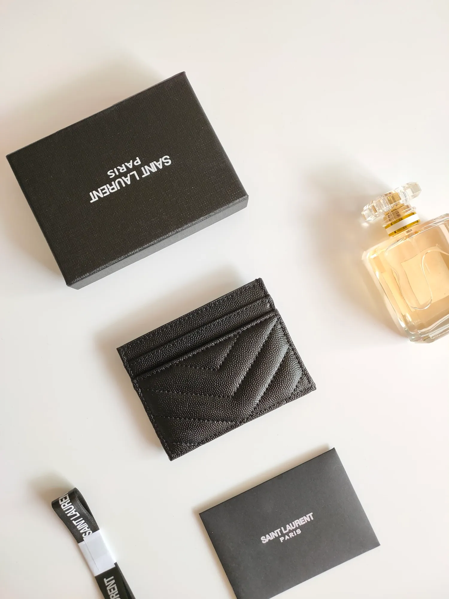 💰90 Yves Saint Laurent new product shipped👉Genuine pickup bag, cowhide ball pattern🎀Sheep pattern microfiber lining, jacquard stitching genuine leather credit card holder, metal interlocking YSL logo original single-pair hardware, replica details😋Style number: 423291😎Dimensions: 10.5×7.5×0.5cm