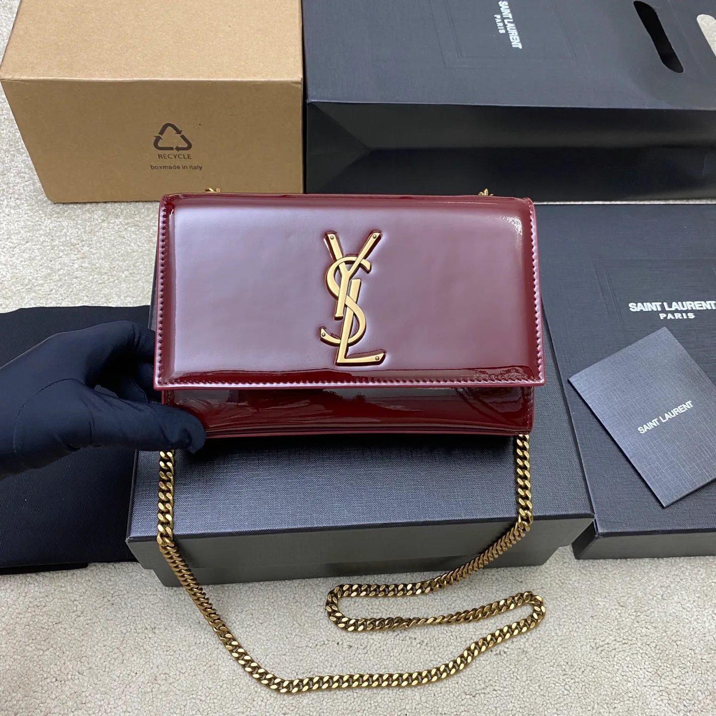 💰1300 Burgundy Patent Leather/Antique Gold 🌈YSL KATE Patent Leather Glossy The most classic style and the most practical size. The core design of this series is the Y logo. Mr. Yves Saint Laurent invited poster artist Cassandre to design it. The three letters are superimposed on each other, which is simple and avant-garde. Definitely a timeless classic! No Y family tassel bag dares to say that they are fashionable👍20250650 Model: 377629 [original leather] Size: 20x12.5x5cm