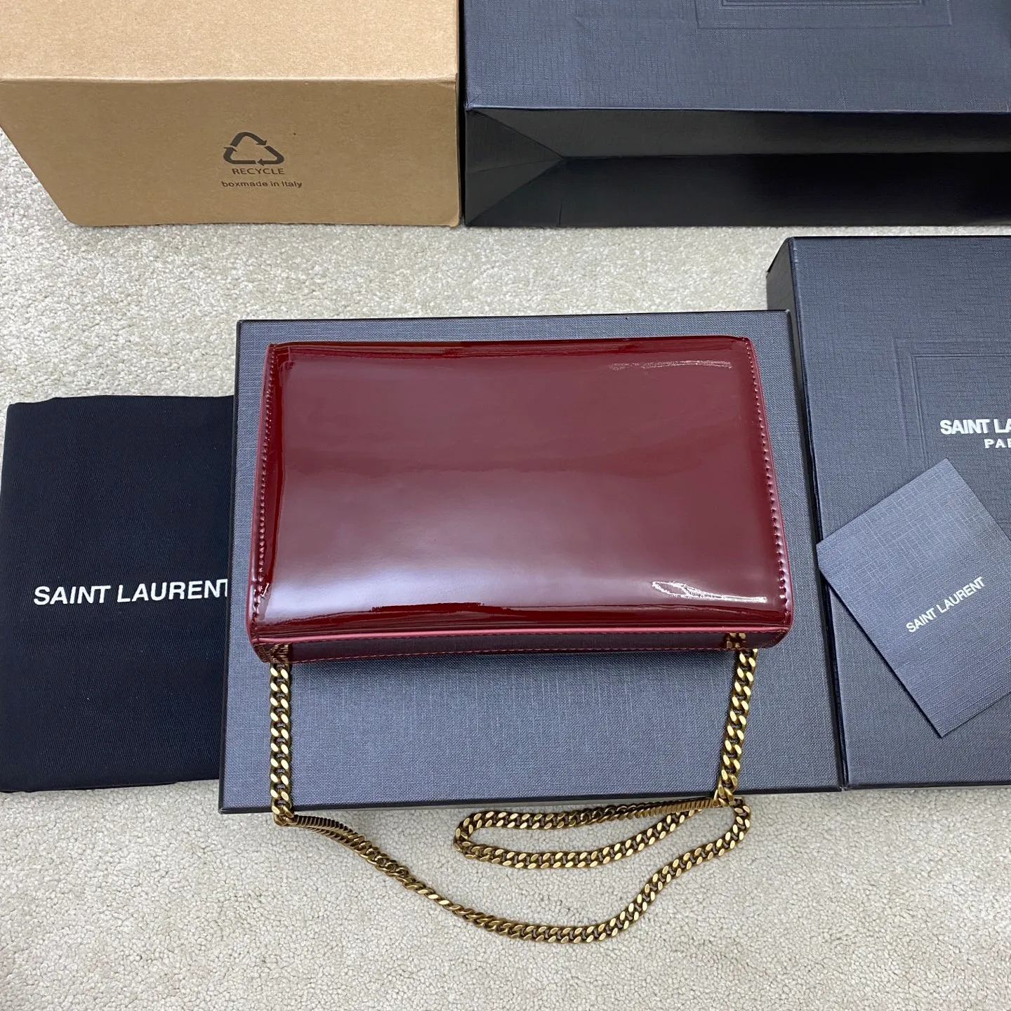 💰1300 Burgundy Patent Leather/Antique Gold 🌈YSL KATE Patent Leather Glossy The most classic style and the most practical size. The core design of this series is the Y logo. Mr. Yves Saint Laurent invited poster artist Cassandre to design it. The three letters are superimposed on each other, which is simple and avant-garde. Definitely a timeless classic! No Y family tassel bag dares to say that they are fashionable👍20250650 Model: 377629 [original leather] Size: 20x12.5x5cm