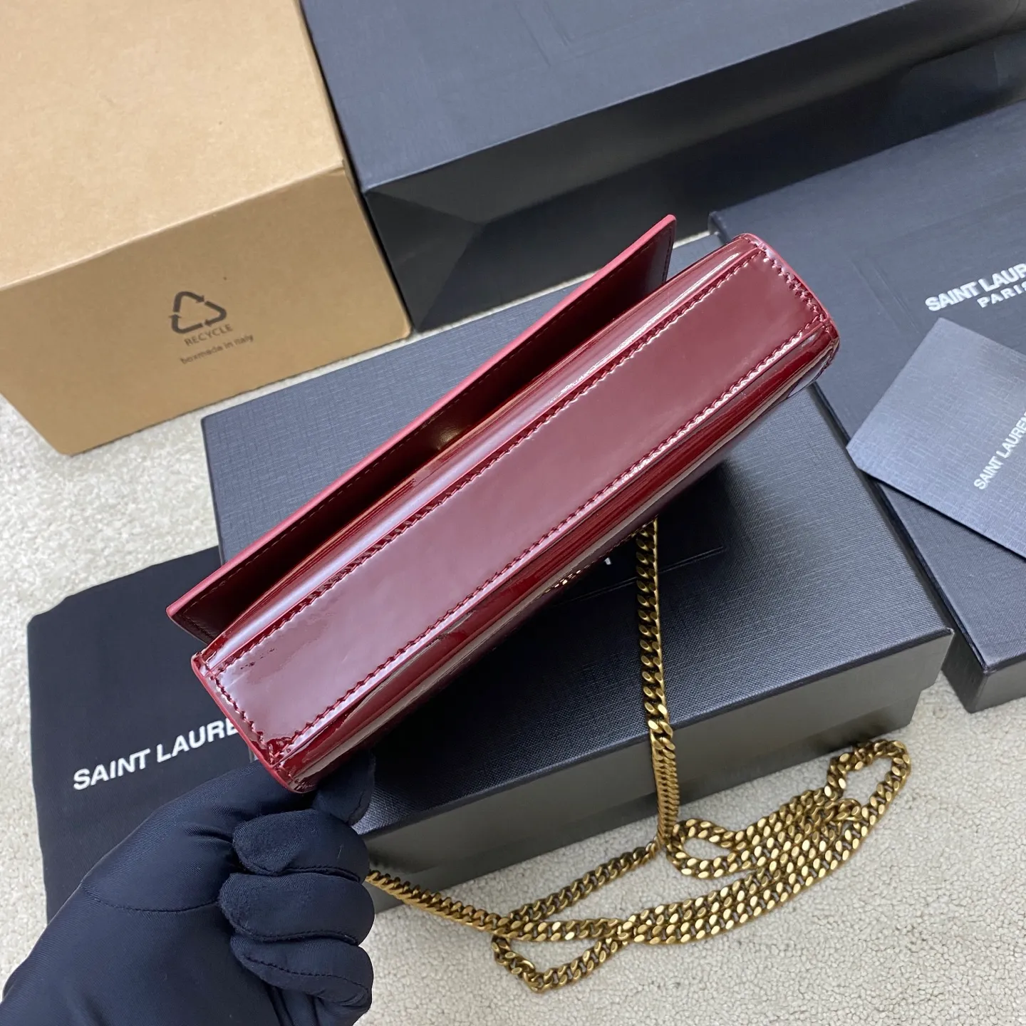 💰1300 Burgundy Patent Leather/Antique Gold 🌈YSL KATE Patent Leather Glossy The most classic style and the most practical size. The core design of this series is the Y logo. Mr. Yves Saint Laurent invited poster artist Cassandre to design it. The three letters are superimposed on each other, which is simple and avant-garde. Definitely a timeless classic! No Y family tassel bag dares to say that they are fashionable👍20250650 Model: 377629 [original leather] Size: 20x12.5x5cm