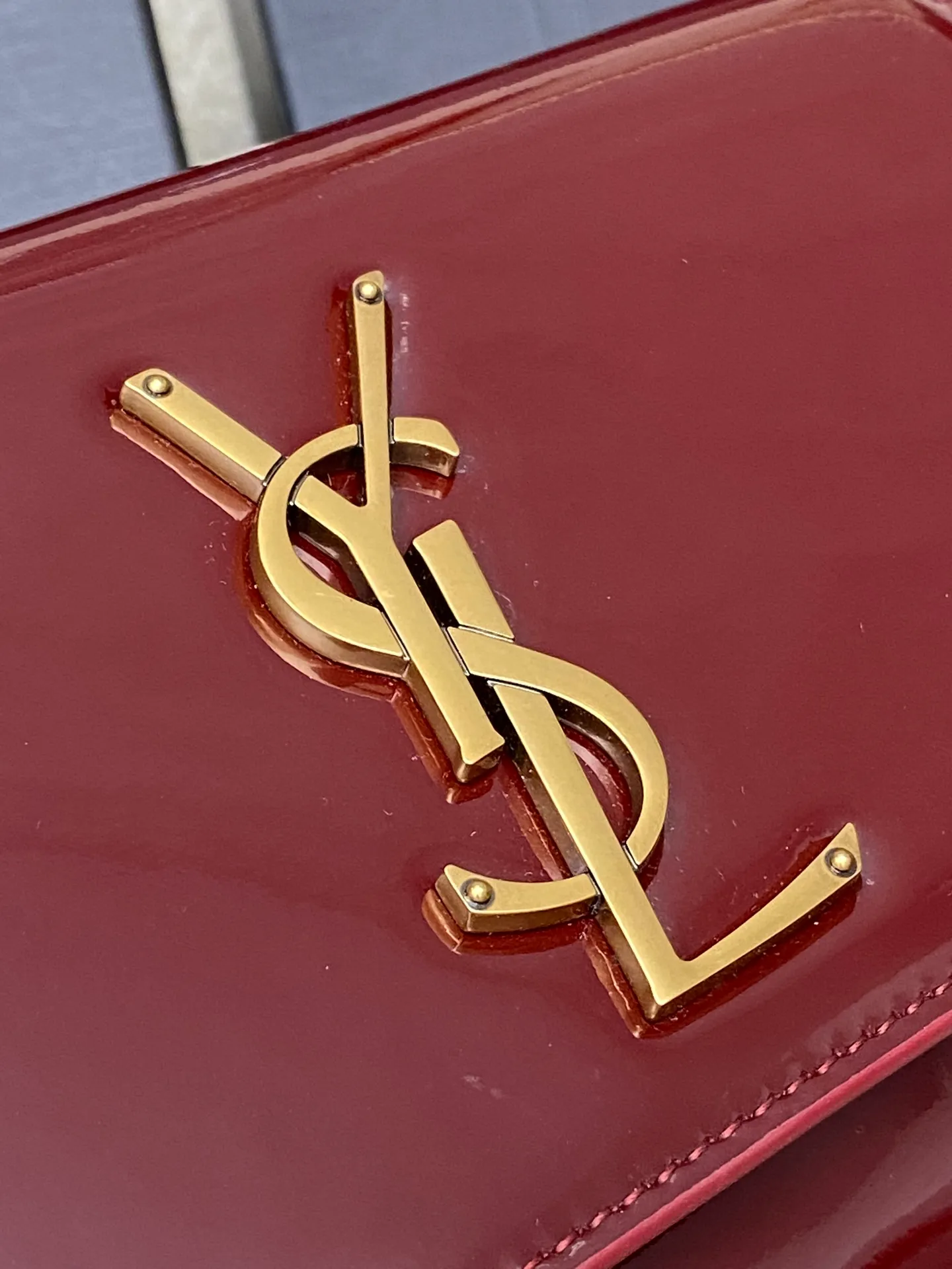 💰1300 Burgundy Patent Leather/Antique Gold 🌈YSL KATE Patent Leather Glossy The most classic style and the most practical size. The core design of this series is the Y logo. Mr. Yves Saint Laurent invited poster artist Cassandre to design it. The three letters are superimposed on each other, which is simple and avant-garde. Definitely a timeless classic! No Y family tassel bag dares to say that they are fashionable👍20250650 Model: 377629 [original leather] Size: 20x12.5x5cm