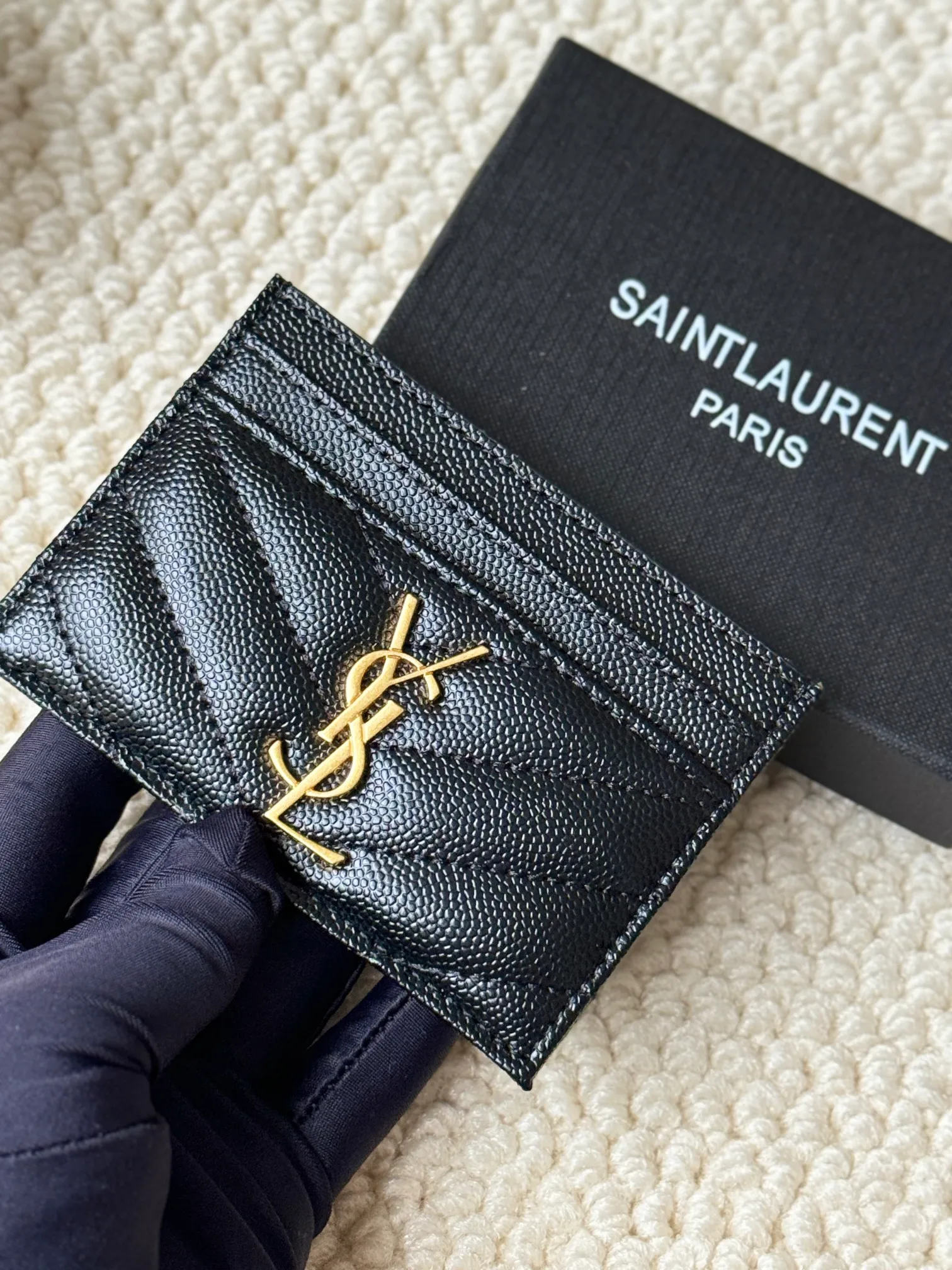 💰100 ysl Yves Saint Laurent's most classic genuine card bag, with sheepskin microfiber lining, jacquard embossed stitching sheepskin credit card holder, metal interlocking YSL logo original single-pair hardware, copied details Style number: 423291 Size: 10.5×7.5×0.5cm