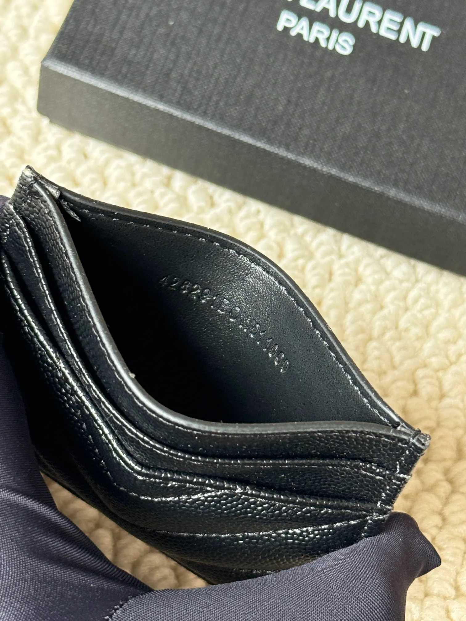 💰100 ysl Yves Saint Laurent's most classic genuine card bag, with sheepskin microfiber lining, jacquard embossed stitching sheepskin credit card holder, metal interlocking YSL logo original single-pair hardware, copied details Style number: 423291 Size: 10.5×7.5×0.5cm