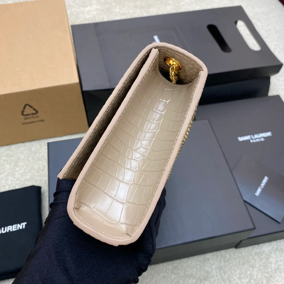 💰1300 Milk tea crocodile pattern/silver buckle 🌈Y’s most classic style Kate crocodile pattern chain crossbody bag! A versatile style that is a must-have in every girl’s wardrobe! High-quality original crocodile embossed cowhide, wear-resistant and scratch-resistant, no need to take special care of it💫Believe me, kate is definitely an eternal classic. No Y family tassel bag would dare to call itself fashionable👍20210650 Model: 377829 [original leather] Size: 24*14.5*5.5cm
