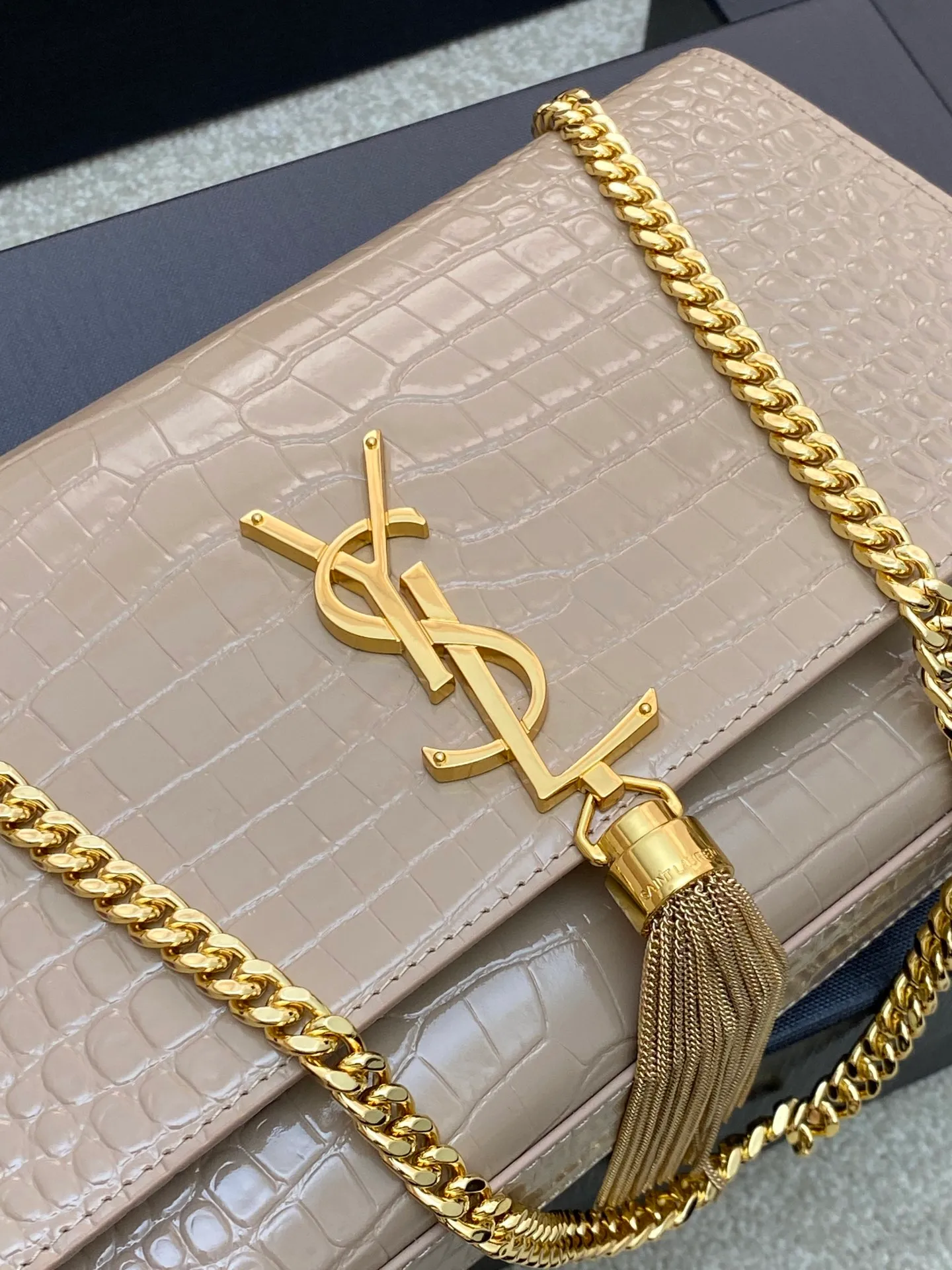 💰1300 Milk tea crocodile pattern/silver buckle 🌈Y’s most classic style Kate crocodile pattern chain crossbody bag! A versatile style that is a must-have in every girl’s wardrobe! High-quality original crocodile embossed cowhide, wear-resistant and scratch-resistant, no need to take special care of it💫Believe me, kate is definitely an eternal classic. No Y family tassel bag would dare to call itself fashionable👍20210650 Model: 377829 [original leather] Size: 24*14.5*5.5cm