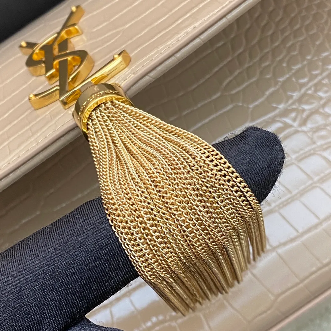 💰1300 Milk tea crocodile pattern/silver buckle 🌈Y’s most classic style Kate crocodile pattern chain crossbody bag! A versatile style that is a must-have in every girl’s wardrobe! High-quality original crocodile embossed cowhide, wear-resistant and scratch-resistant, no need to take special care of it💫Believe me, kate is definitely an eternal classic. No Y family tassel bag would dare to call itself fashionable👍20210650 Model: 377829 [original leather] Size: 24*14.5*5.5cm