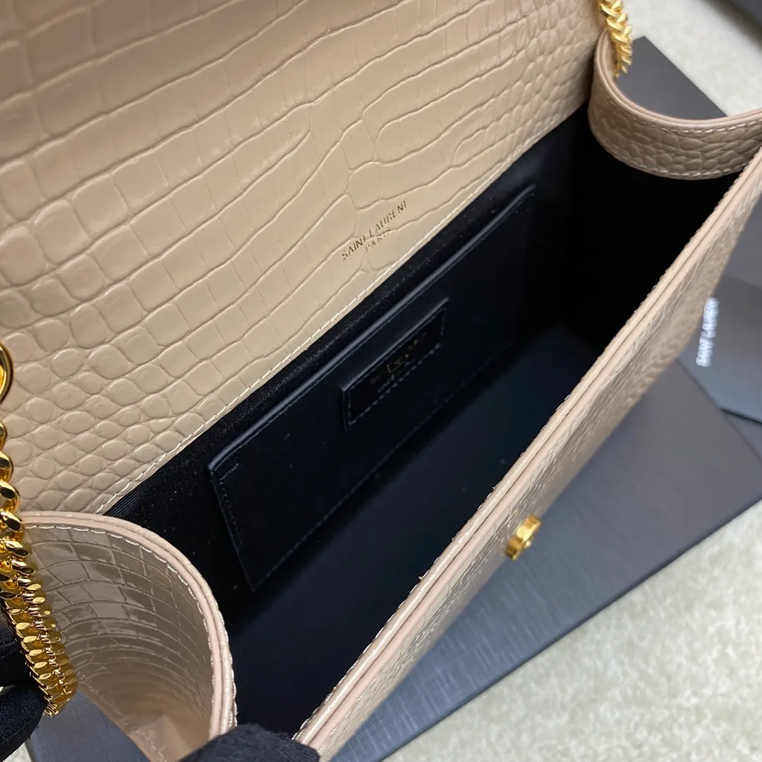 💰1300 Milk tea crocodile pattern/silver buckle 🌈Y’s most classic style Kate crocodile pattern chain crossbody bag! A versatile style that is a must-have in every girl’s wardrobe! High-quality original crocodile embossed cowhide, wear-resistant and scratch-resistant, no need to take special care of it💫Believe me, kate is definitely an eternal classic. No Y family tassel bag would dare to call itself fashionable👍20210650 Model: 377829 [original leather] Size: 24*14.5*5.5cm
