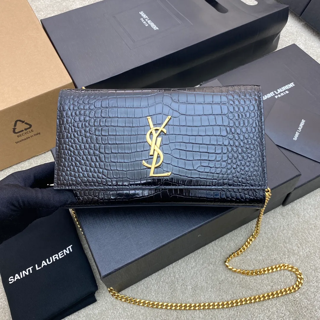 💰1260 Black Crocodile/Gold 🌈Y’s most classic style Kate chain crossbody bag! A versatile style that is a must-have in every girl’s wardrobe! High-quality original South African cowhide, wear-resistant and scratch-resistant, no need to take special care of it💫Believe me, kate is definitely an eternal classic. No one would dare to say they are fashionable without a Y family tassel bag👍20210630 Model: 354021 [original leather] Size: 24*14.5*5.5cm