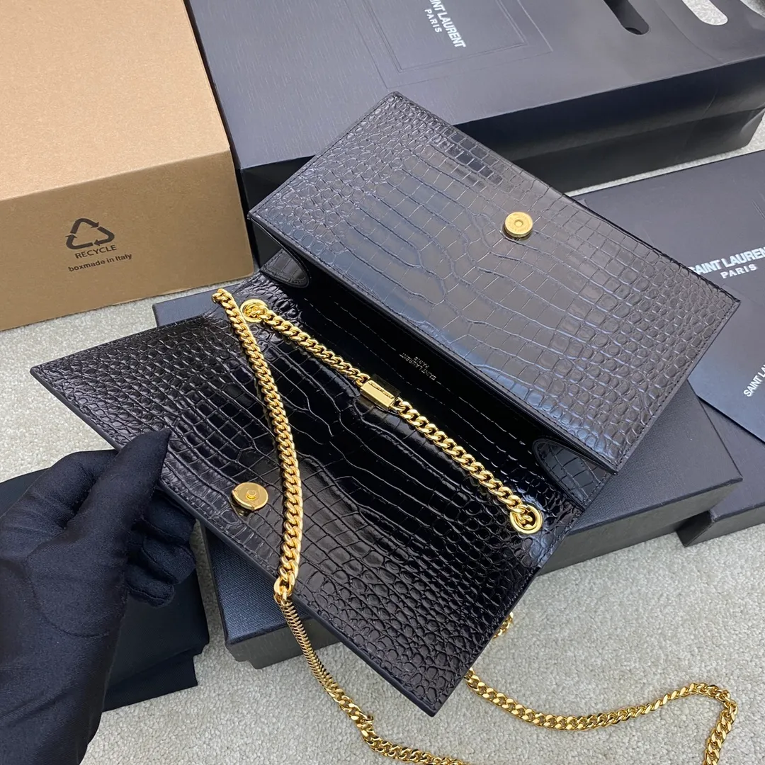 💰1260 Black Crocodile/Gold 🌈Y’s most classic style Kate chain crossbody bag! A versatile style that is a must-have in every girl’s wardrobe! High-quality original South African cowhide, wear-resistant and scratch-resistant, no need to take special care of it💫Believe me, kate is definitely an eternal classic. No one would dare to say they are fashionable without a Y family tassel bag👍20210630 Model: 354021 [original leather] Size: 24*14.5*5.5cm