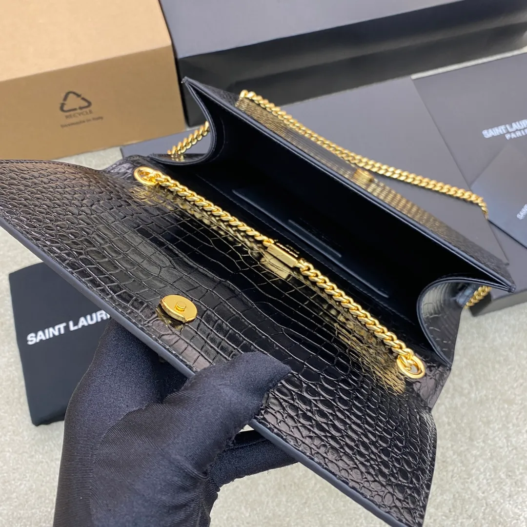 💰1260 Black Crocodile/Gold 🌈Y’s most classic style Kate chain crossbody bag! A versatile style that is a must-have in every girl’s wardrobe! High-quality original South African cowhide, wear-resistant and scratch-resistant, no need to take special care of it💫Believe me, kate is definitely an eternal classic. No one would dare to say they are fashionable without a Y family tassel bag👍20210630 Model: 354021 [original leather] Size: 24*14.5*5.5cm