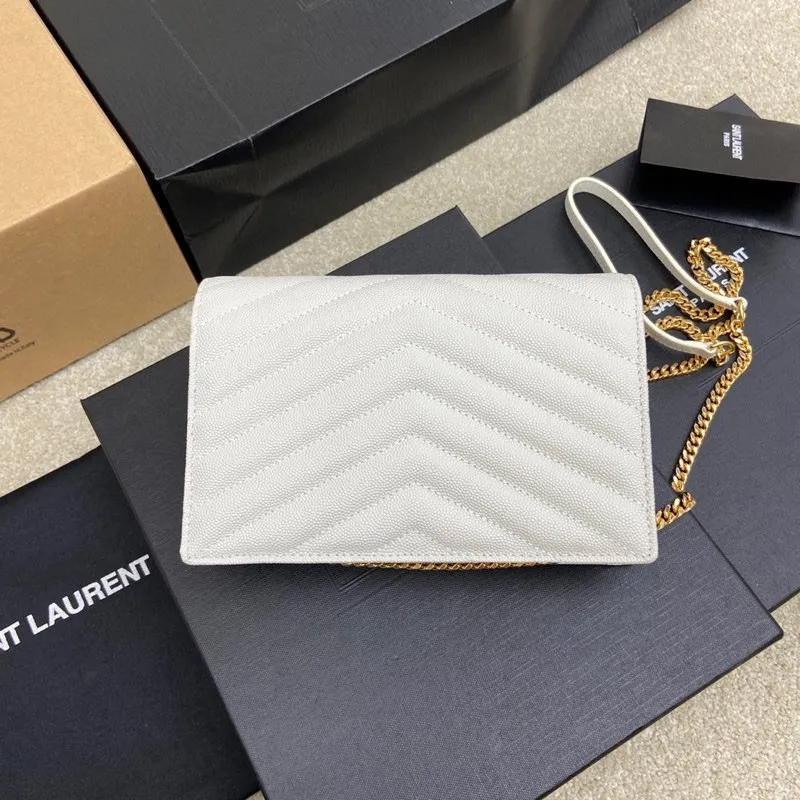 White ball-grained leather/gold hardware 🌈woc small envelope bag original leather version👍 Speaking of envelope bags, this one from the Y family must have a name! The entire bag is made of original caviar cowhide, with a three-dimensional shape and a comfortable feel! The detachable shoulder strap design enriches the versatility of the bag. The shoulder strap can be removed and used directly as a handbag & evening bag. It has multiple built-in card slots, which is extremely practical. You can bring your mobile phone and cards with you when you go out, and it can take you around the world easily‼ ️20210550 Model: 441974 [original leather] Size: 19*11.5*4cm