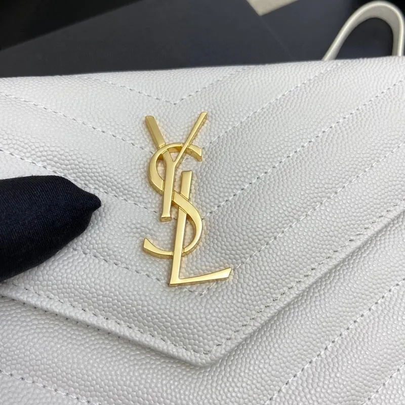 White ball-grained leather/gold hardware 🌈woc small envelope bag original leather version👍 Speaking of envelope bags, this one from the Y family must have a name! The entire bag is made of original caviar cowhide, with a three-dimensional shape and a comfortable feel! The detachable shoulder strap design enriches the versatility of the bag. The shoulder strap can be removed and used directly as a handbag & evening bag. It has multiple built-in card slots, which is extremely practical. You can bring your mobile phone and cards with you when you go out, and it can take you around the world easily‼ ️20210550 Model: 441974 [original leather] Size: 19*11.5*4cm