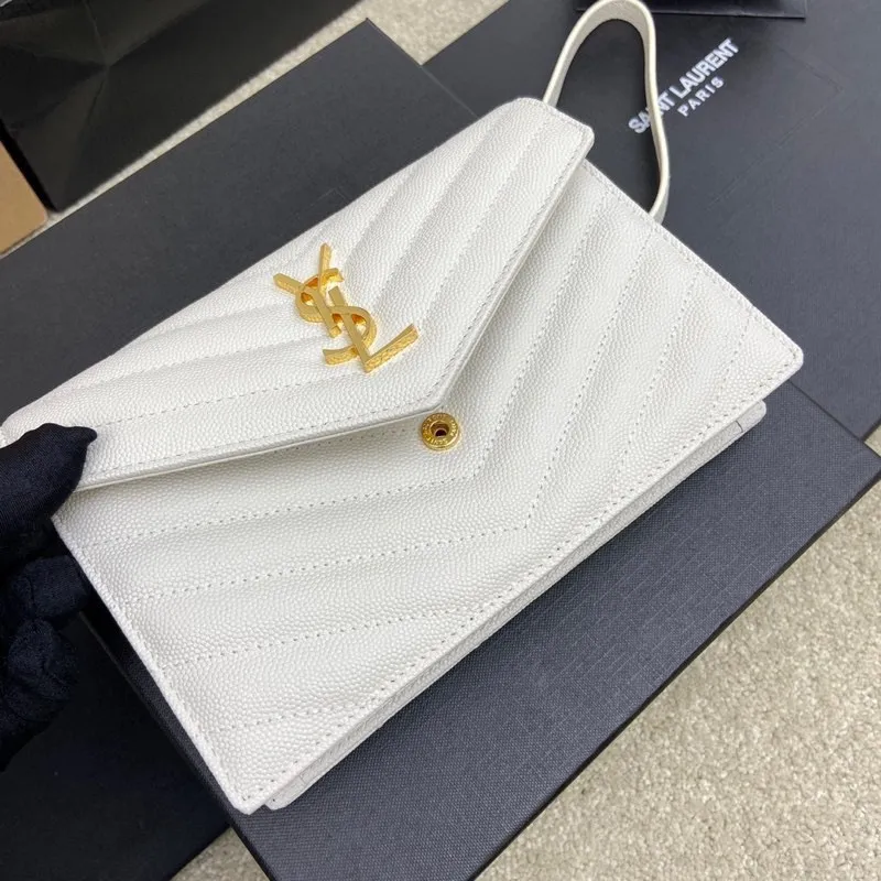 White ball-grained leather/gold hardware 🌈woc small envelope bag original leather version👍 Speaking of envelope bags, this one from the Y family must have a name! The entire bag is made of original caviar cowhide, with a three-dimensional shape and a comfortable feel! The detachable shoulder strap design enriches the versatility of the bag. The shoulder strap can be removed and used directly as a handbag & evening bag. It has multiple built-in card slots, which is extremely practical. You can bring your mobile phone and cards with you when you go out, and it can take you around the world easily‼ ️20210550 Model: 441974 [original leather] Size: 19*11.5*4cm