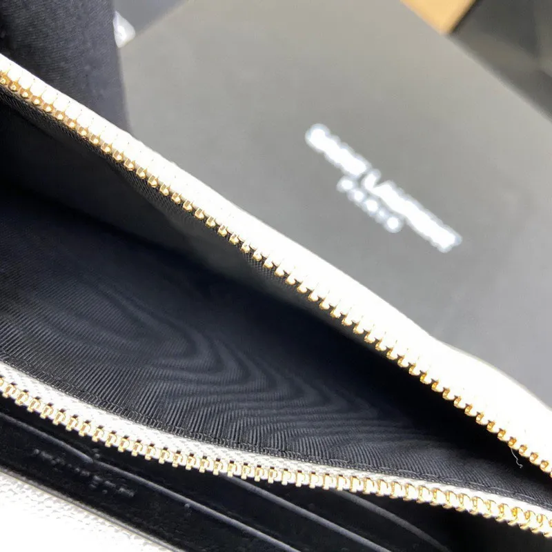 White ball-grained leather/gold hardware 🌈woc small envelope bag original leather version👍 Speaking of envelope bags, this one from the Y family must have a name! The entire bag is made of original caviar cowhide, with a three-dimensional shape and a comfortable feel! The detachable shoulder strap design enriches the versatility of the bag. The shoulder strap can be removed and used directly as a handbag & evening bag. It has multiple built-in card slots, which is extremely practical. You can bring your mobile phone and cards with you when you go out, and it can take you around the world easily‼ ️20210550 Model: 441974 [original leather] Size: 19*11.5*4cm
