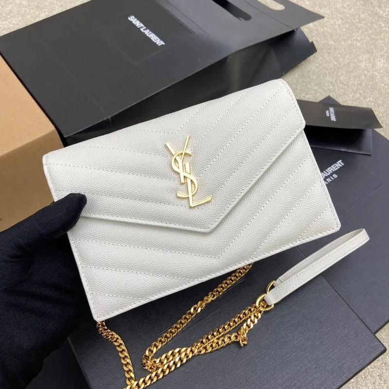 White ball-grained leather/gold hardware 🌈woc small envelope bag original leather version👍 Speaking of envelope bags, this one from the Y family must have a name! The entire bag is made of original caviar cowhide, with a three-dimensional shape and a comfortable feel! The detachable shoulder strap design enriches the versatility of the bag. The shoulder strap can be removed and used directly as a handbag & evening bag. It has multiple built-in card slots, which is extremely practical. You can bring your mobile phone and cards with you when you go out, and it can take you around the world easily‼ ️20210550 Model: 441974 [original leather] Size: 19*11.5*4cm