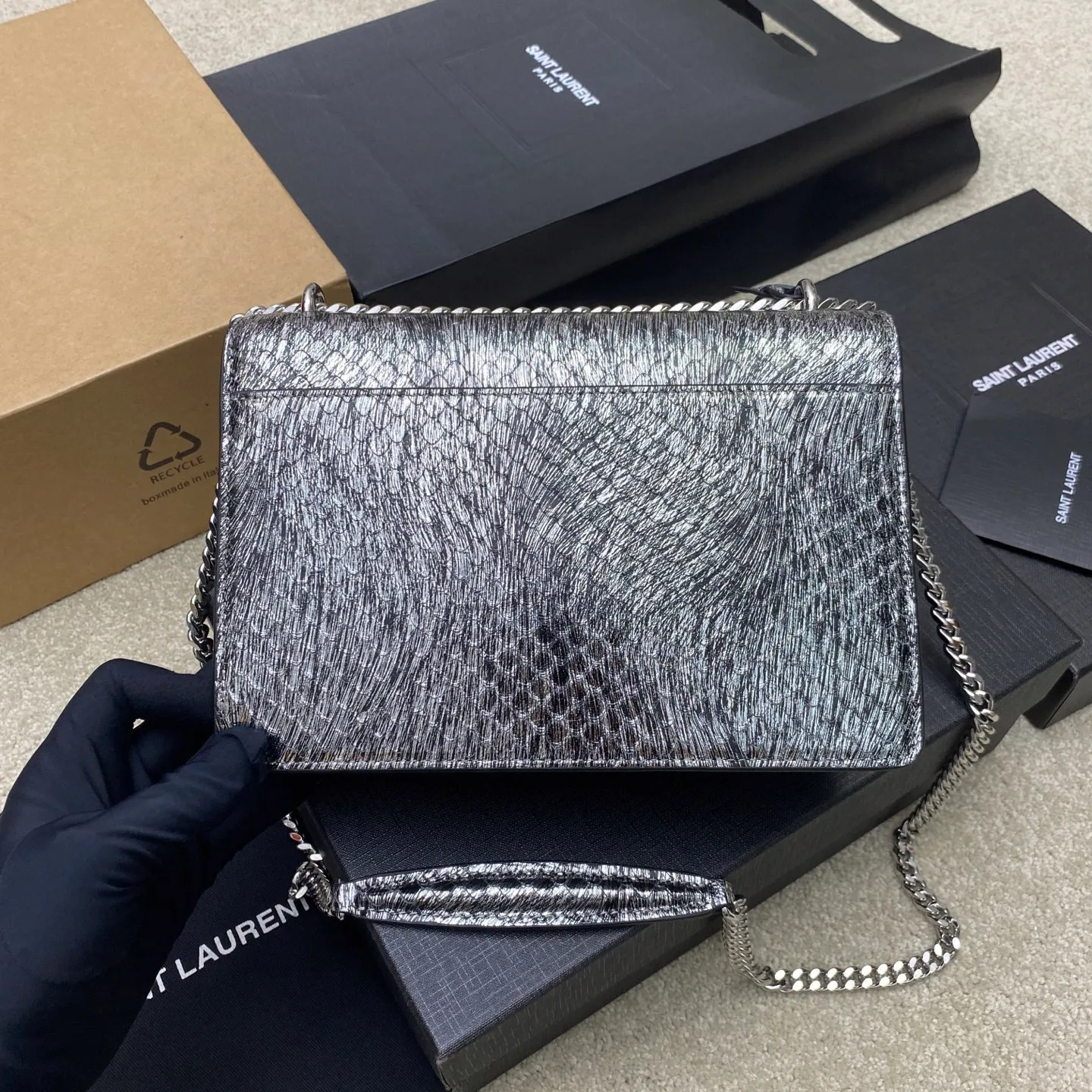 💰1640 Silver Snake Pattern Sheepskin/Silver 🌈Sunset Snake Pattern Model The sheepskin has a snakeskin effect, the scales are a little raised, it is very fragile, please take care of it carefully. Originally made of cowhide, it would be more durable, but the result is not as good as sheepskin, and the genuine product is also sheepskin. Limited edition in designated areas of the counter 👍20250820 Model: 441971 [original leather] Size: 22x16x9cm