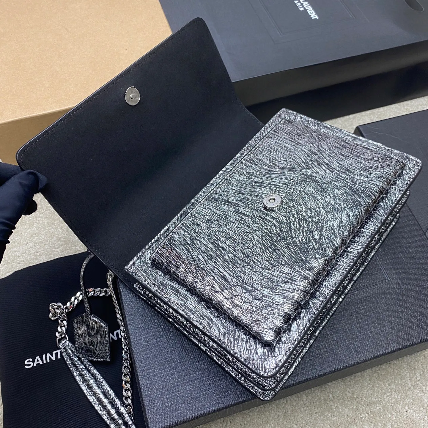 💰1640 Silver Snake Pattern Sheepskin/Silver 🌈Sunset Snake Pattern Model The sheepskin has a snakeskin effect, the scales are a little raised, it is very fragile, please take care of it carefully. Originally made of cowhide, it would be more durable, but the result is not as good as sheepskin, and the genuine product is also sheepskin. Limited edition in designated areas of the counter 👍20250820 Model: 441971 [original leather] Size: 22x16x9cm