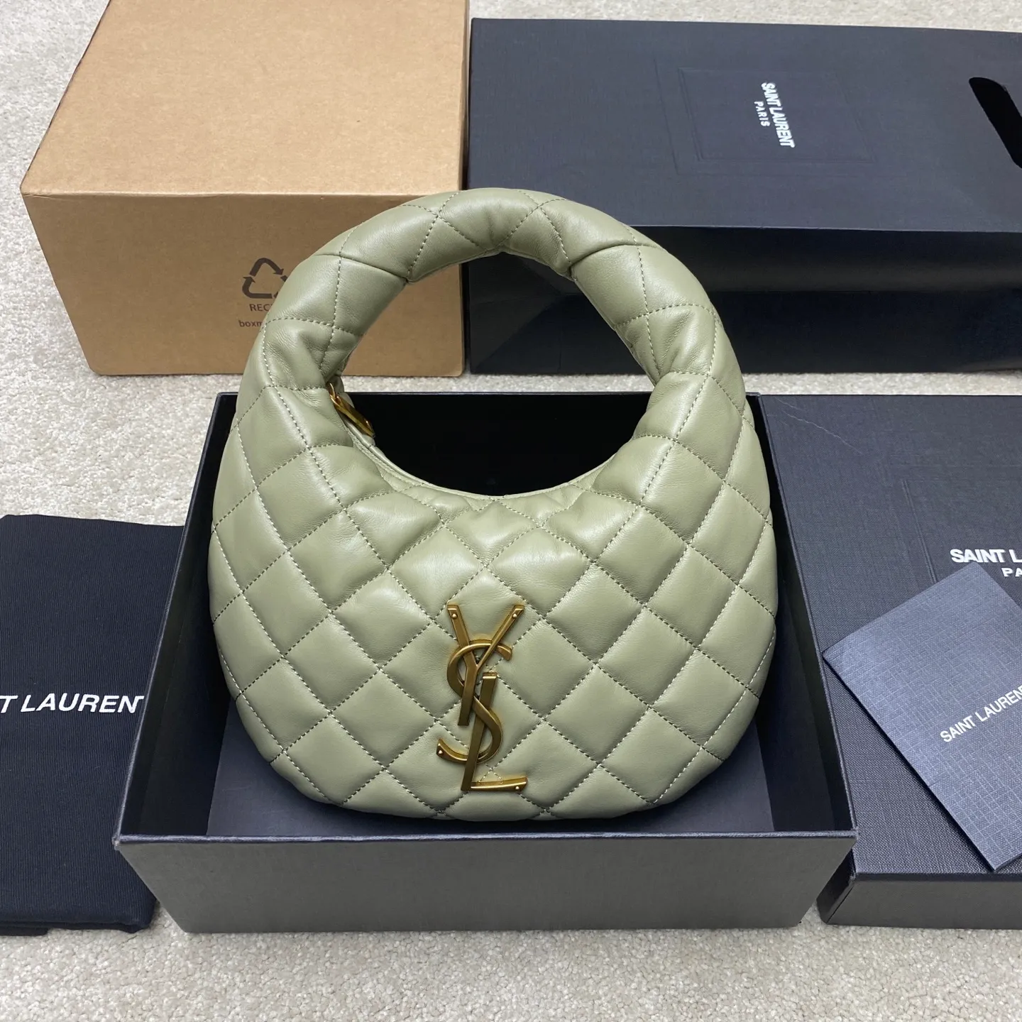 Moss Green Sheepskin/Gold 🌈ICARE baby Napa Sheepskin Handbag The much-anticipated croissant-shaped bag 🥐 makes its debut, embellished with the iconic metal logo, perfectly combining retro and modern feel, making it one of the most anticipated It Bags this season. Whether it's for daily outings or night parties, this bag can be easily carried! 20250750 Model: 851689 [original leather] Size: 17cm×18×4cm