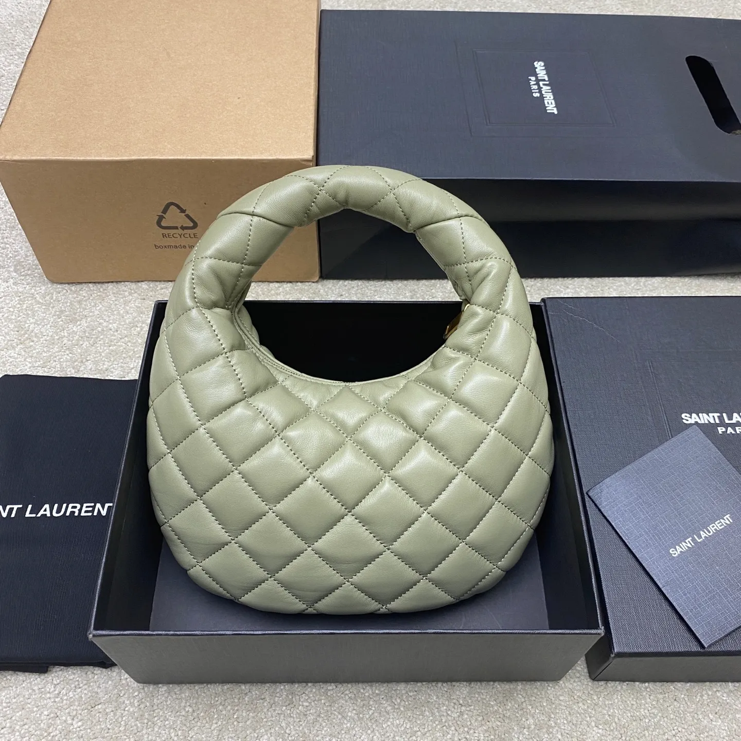 Moss Green Sheepskin/Gold 🌈ICARE baby Napa Sheepskin Handbag The much-anticipated croissant-shaped bag 🥐 makes its debut, embellished with the iconic metal logo, perfectly combining retro and modern feel, making it one of the most anticipated It Bags this season. Whether it's for daily outings or night parties, this bag can be easily carried! 20250750 Model: 851689 [original leather] Size: 17cm×18×4cm