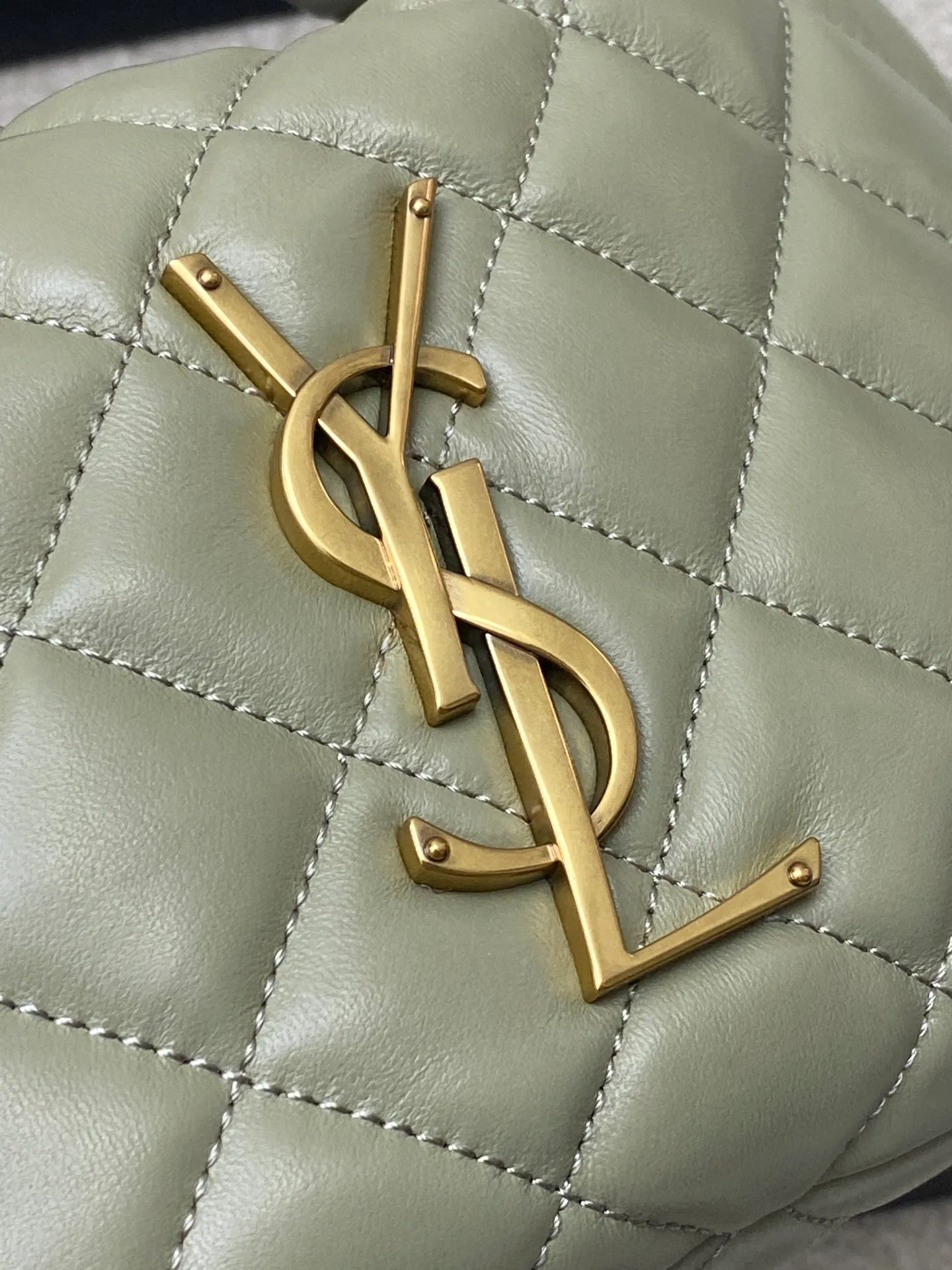 Moss Green Sheepskin/Gold 🌈ICARE baby Napa Sheepskin Handbag The much-anticipated croissant-shaped bag 🥐 makes its debut, embellished with the iconic metal logo, perfectly combining retro and modern feel, making it one of the most anticipated It Bags this season. Whether it's for daily outings or night parties, this bag can be easily carried! 20250750 Model: 851689 [original leather] Size: 17cm×18×4cm