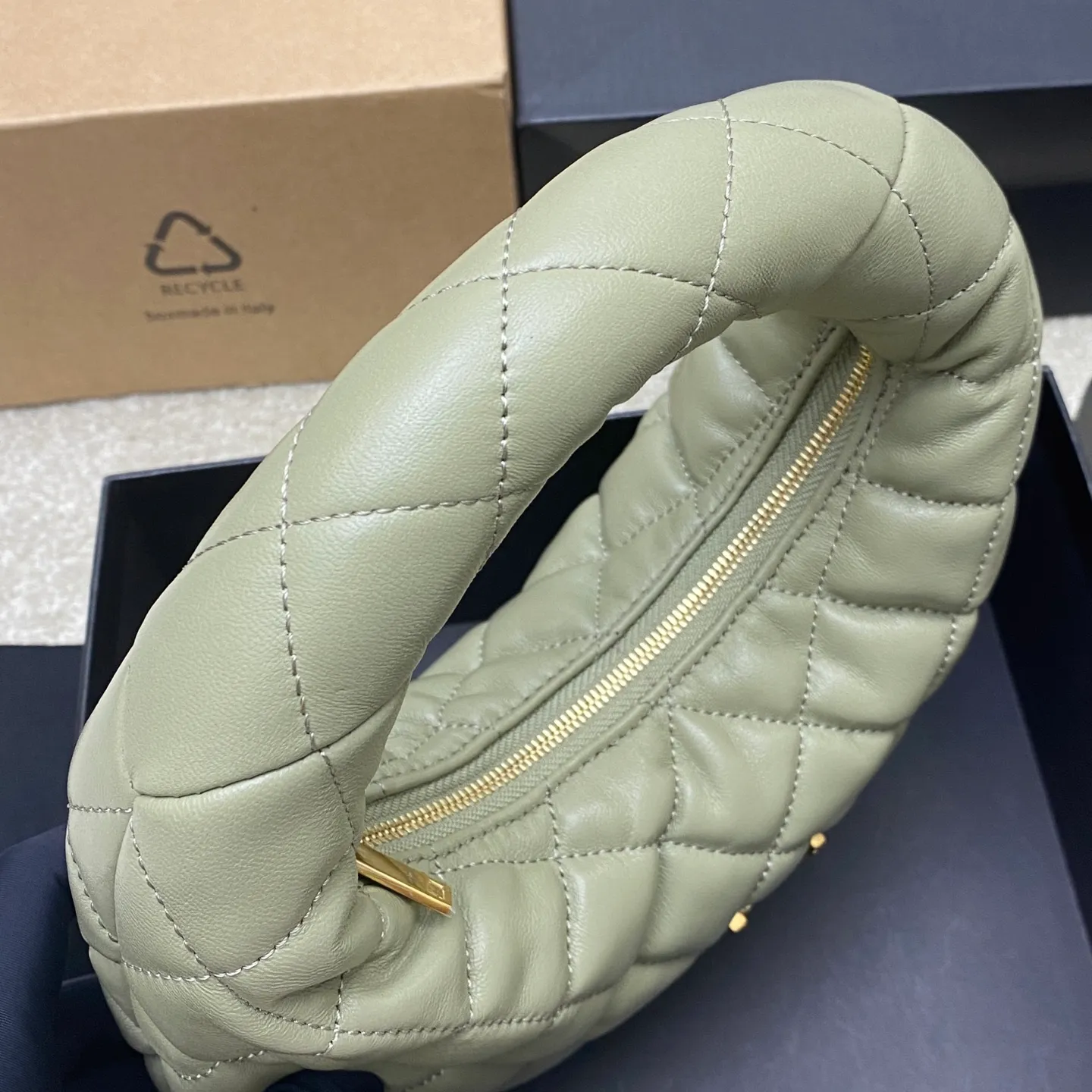 Moss Green Sheepskin/Gold 🌈ICARE baby Napa Sheepskin Handbag The much-anticipated croissant-shaped bag 🥐 makes its debut, embellished with the iconic metal logo, perfectly combining retro and modern feel, making it one of the most anticipated It Bags this season. Whether it's for daily outings or night parties, this bag can be easily carried! 20250750 Model: 851689 [original leather] Size: 17cm×18×4cm