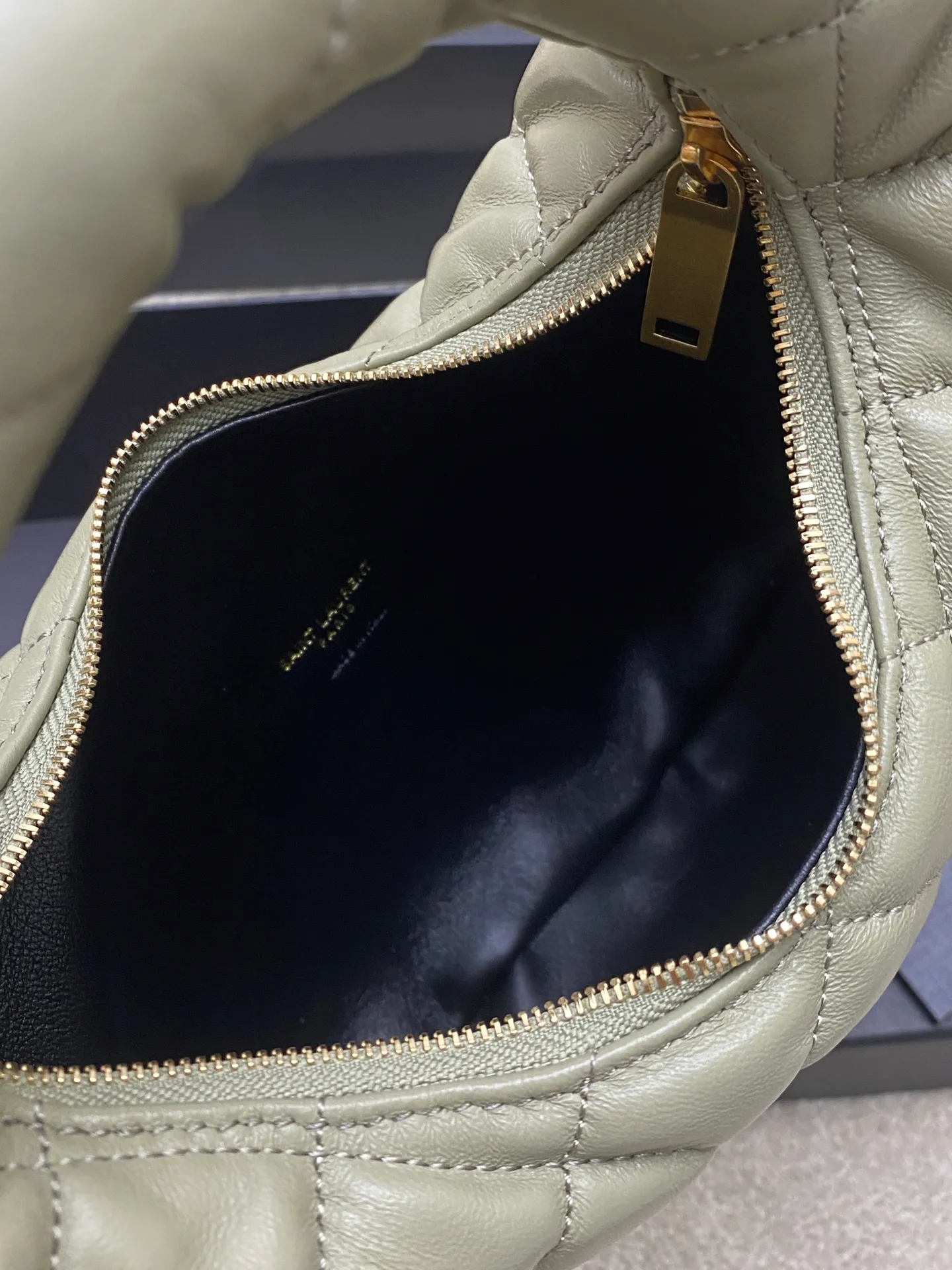 Moss Green Sheepskin/Gold 🌈ICARE baby Napa Sheepskin Handbag The much-anticipated croissant-shaped bag 🥐 makes its debut, embellished with the iconic metal logo, perfectly combining retro and modern feel, making it one of the most anticipated It Bags this season. Whether it's for daily outings or night parties, this bag can be easily carried! 20250750 Model: 851689 [original leather] Size: 17cm×18×4cm