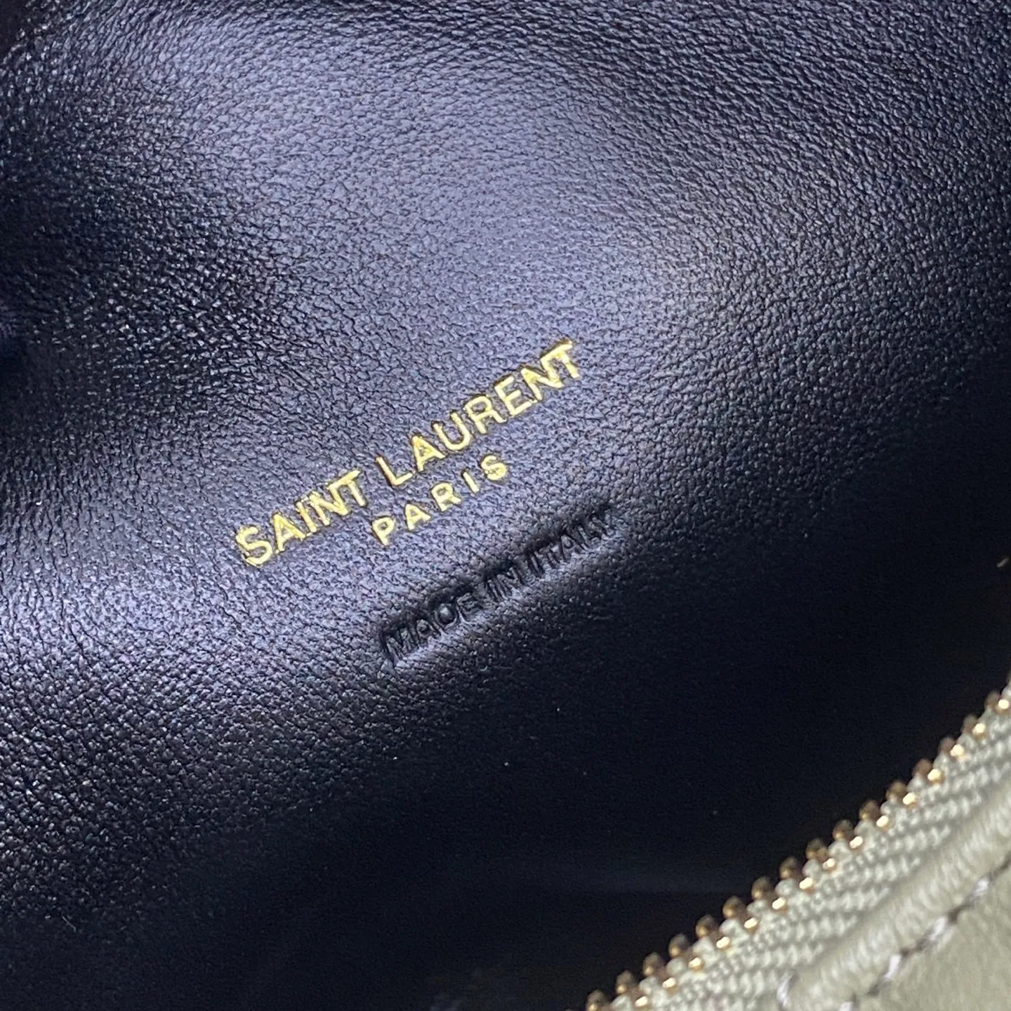 Moss Green Sheepskin/Gold 🌈ICARE baby Napa Sheepskin Handbag The much-anticipated croissant-shaped bag 🥐 makes its debut, embellished with the iconic metal logo, perfectly combining retro and modern feel, making it one of the most anticipated It Bags this season. Whether it's for daily outings or night parties, this bag can be easily carried! 20250750 Model: 851689 [original leather] Size: 17cm×18×4cm