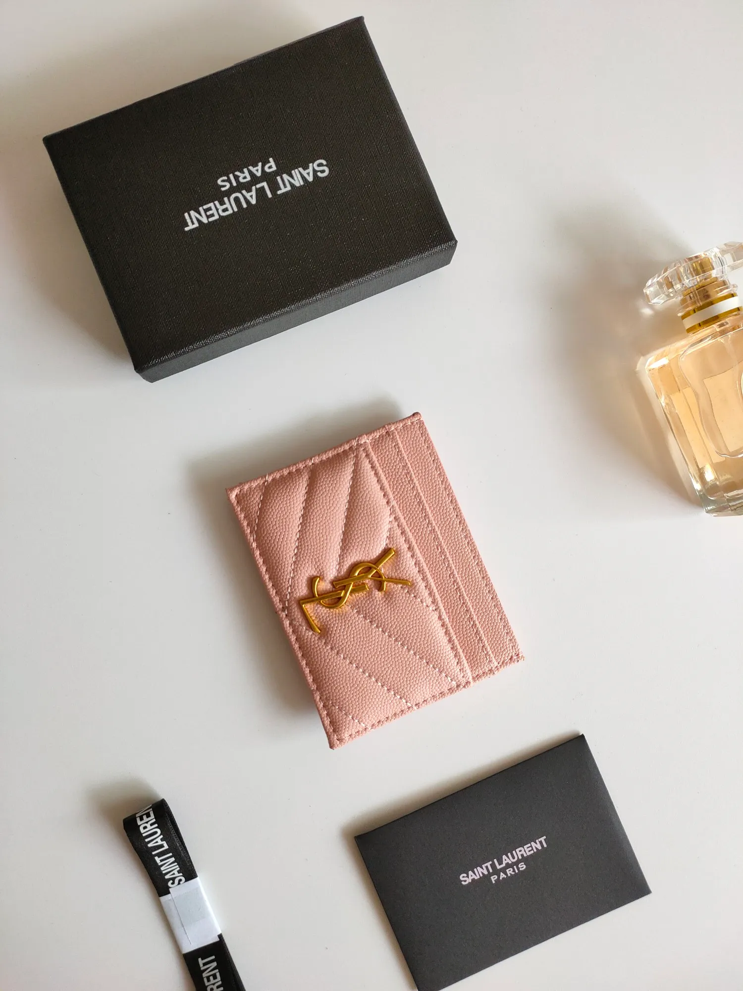 💰90 Yves Saint Laurent new product shipped👉Genuine pickup bag, cowhide ball pattern🎀Sheep pattern microfiber lining, jacquard stitching genuine leather credit card holder, metal interlocking YSL logo original single-pair hardware, replica details😋Style number: 423291😎Dimensions: 10.5×7.5×0.5cm