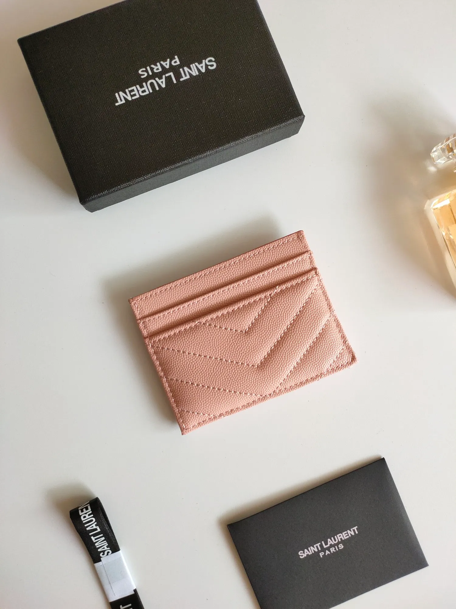💰90 Yves Saint Laurent new product shipped👉Genuine pickup bag, cowhide ball pattern🎀Sheep pattern microfiber lining, jacquard stitching genuine leather credit card holder, metal interlocking YSL logo original single-pair hardware, replica details😋Style number: 423291😎Dimensions: 10.5×7.5×0.5cm