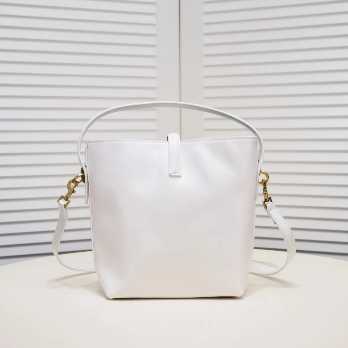 💰440￥YSL Saint Laurent shopping bag. I really have to admire that "she" is really beautiful. A must-have for street style beauties/street stylers, a must-have for fashionable women. New design, new fabric interpretation, new matte deerskin grained cowhide, great feel and texture. This chartered car has many lines. Our family pursues even alignment, super classy design, sufficient capacity, and a zippered secret pocket inside! .F It is ok to match various clothes or attend various occasions). Speed. Come get one. Highly recommended! Size: 25*21*10cm Coding: 8024