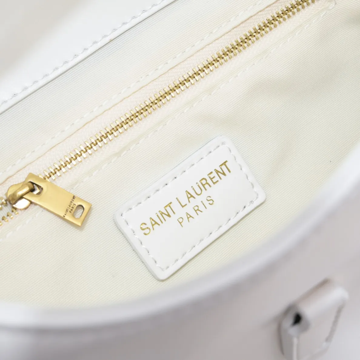 💰440￥YSL Saint Laurent shopping bag. I really have to admire that "she" is really beautiful. A must-have for street style beauties/street stylers, a must-have for fashionable women. New design, new fabric interpretation, new matte deerskin grained cowhide, great feel and texture. This chartered car has many lines. Our family pursues even alignment, super classy design, sufficient capacity, and a zippered secret pocket inside! .F It is ok to match various clothes or attend various occasions). Speed. Come get one. Highly recommended! Size: 25*21*10cm Coding: 8024