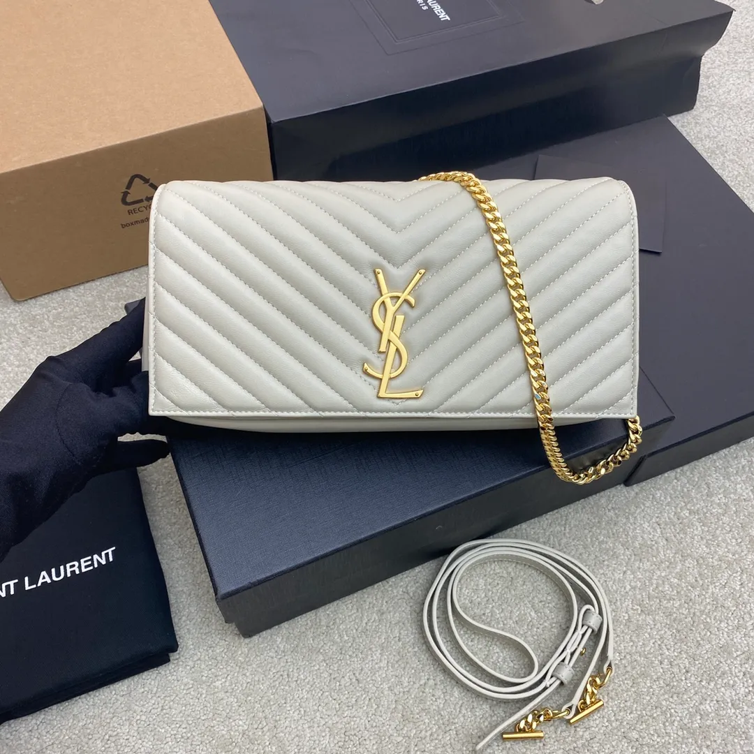 Milk white sheepskin/gold 🌈KATE 99 quilted sheepskin handbag. Speaking of the most popular bags in the past two years, the name of the armpit bag must be included! Carry it with a spaghetti strap. There is a kind of casual French elegance, which makes people think that this girl is very fashionable at first glance, but she is also effortlessly fashionable. There is also a long leather shoulder strap that can be worn interchangeably! One pack for multiple uses👍20230750 Model: 632014 [original leather] Size: 26x13.5x4.5cm